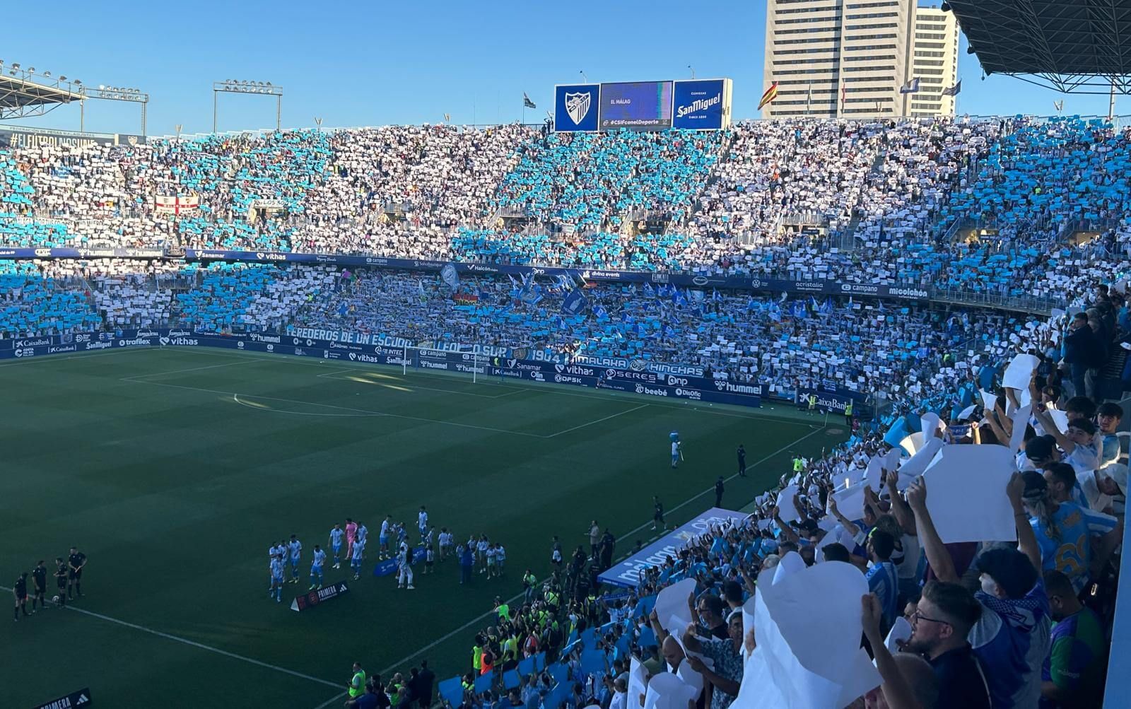 Mosaico de la afición del Málaga CF en La Rosaleda.