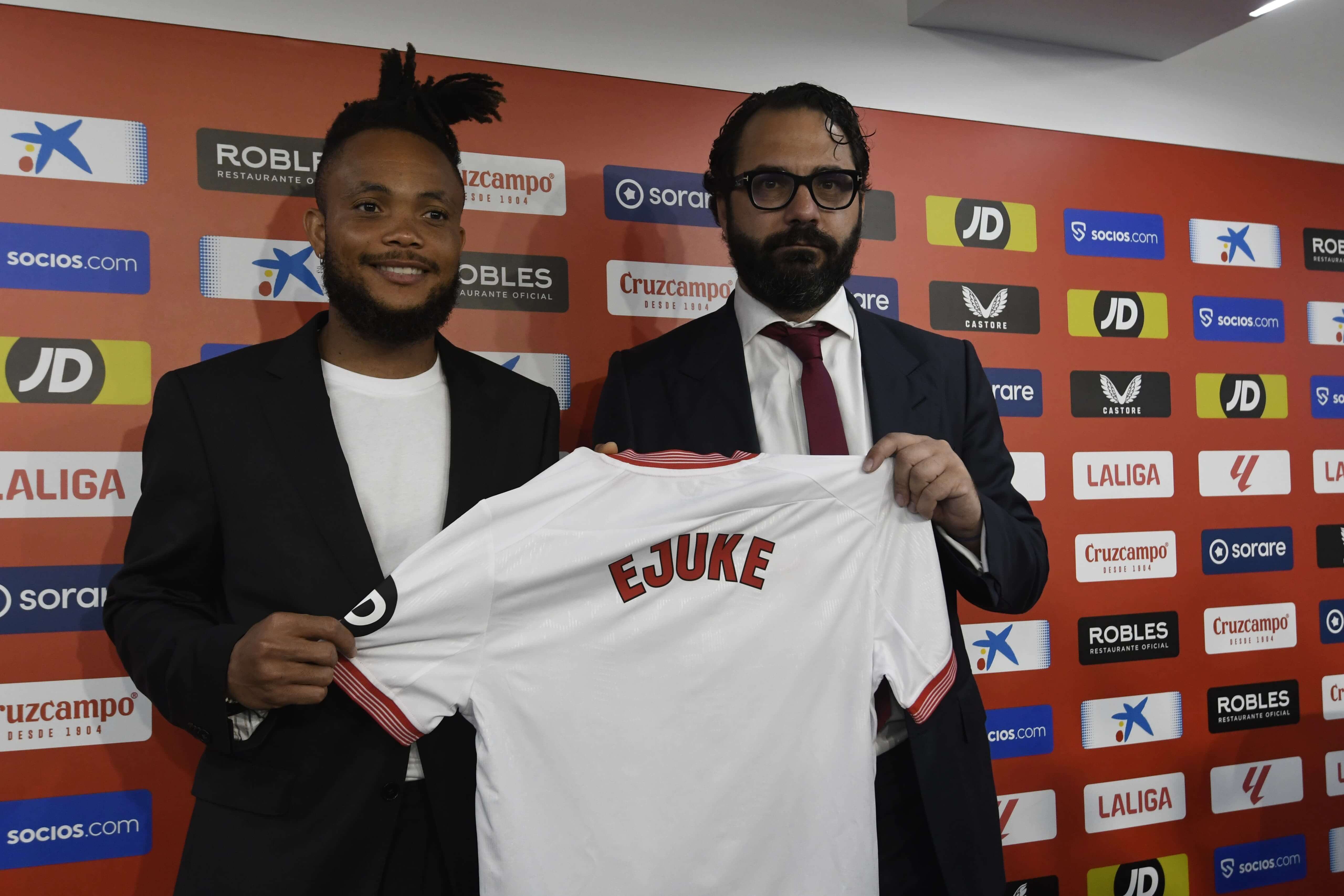  Ejuke, durante su presentación, junto a Víctor Orta.