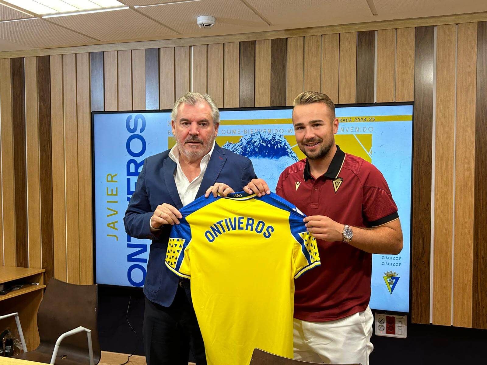  Ontiveros, junto a Manuel Vizcaíno, durante su presentación con el Cádiz.
