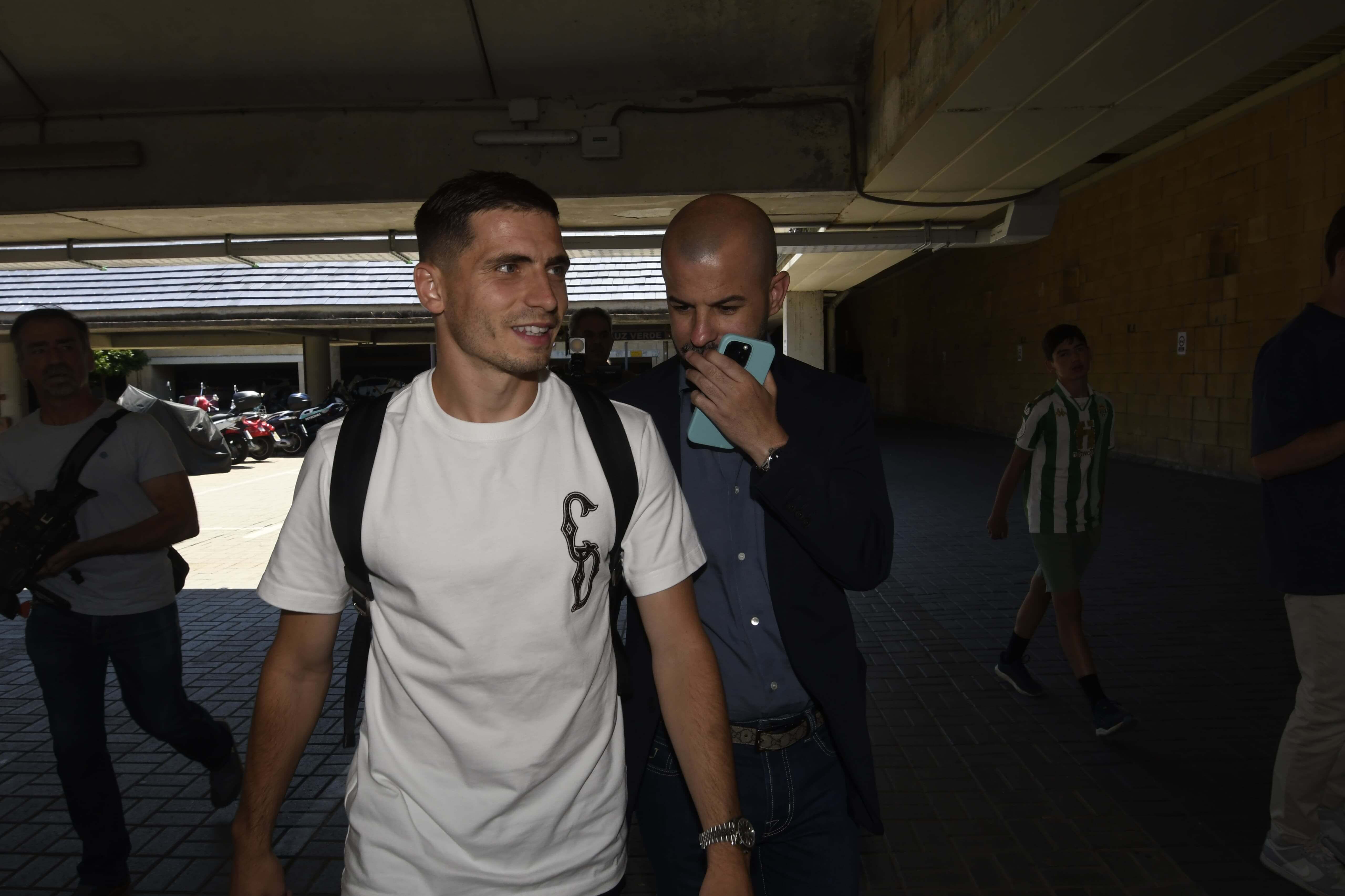  Romain Perraud, en el Aeropuerto de Sevilla.