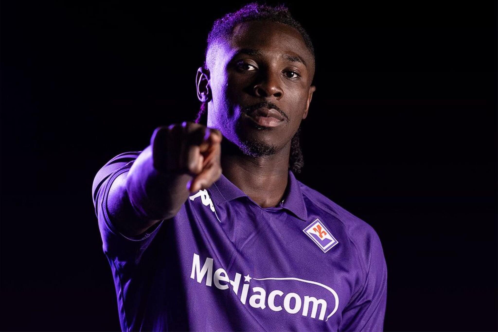  Moise Kean, posando como nuevo jugador de la Fiorentina.