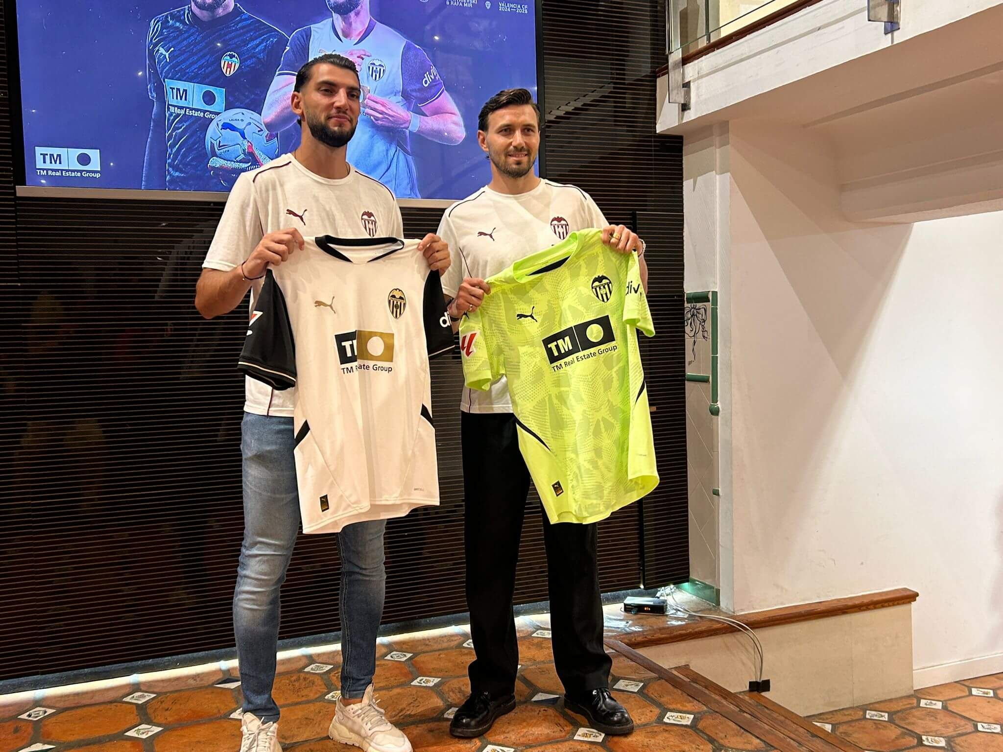 Dimitrievski en su presentación junto a Rafa Mir