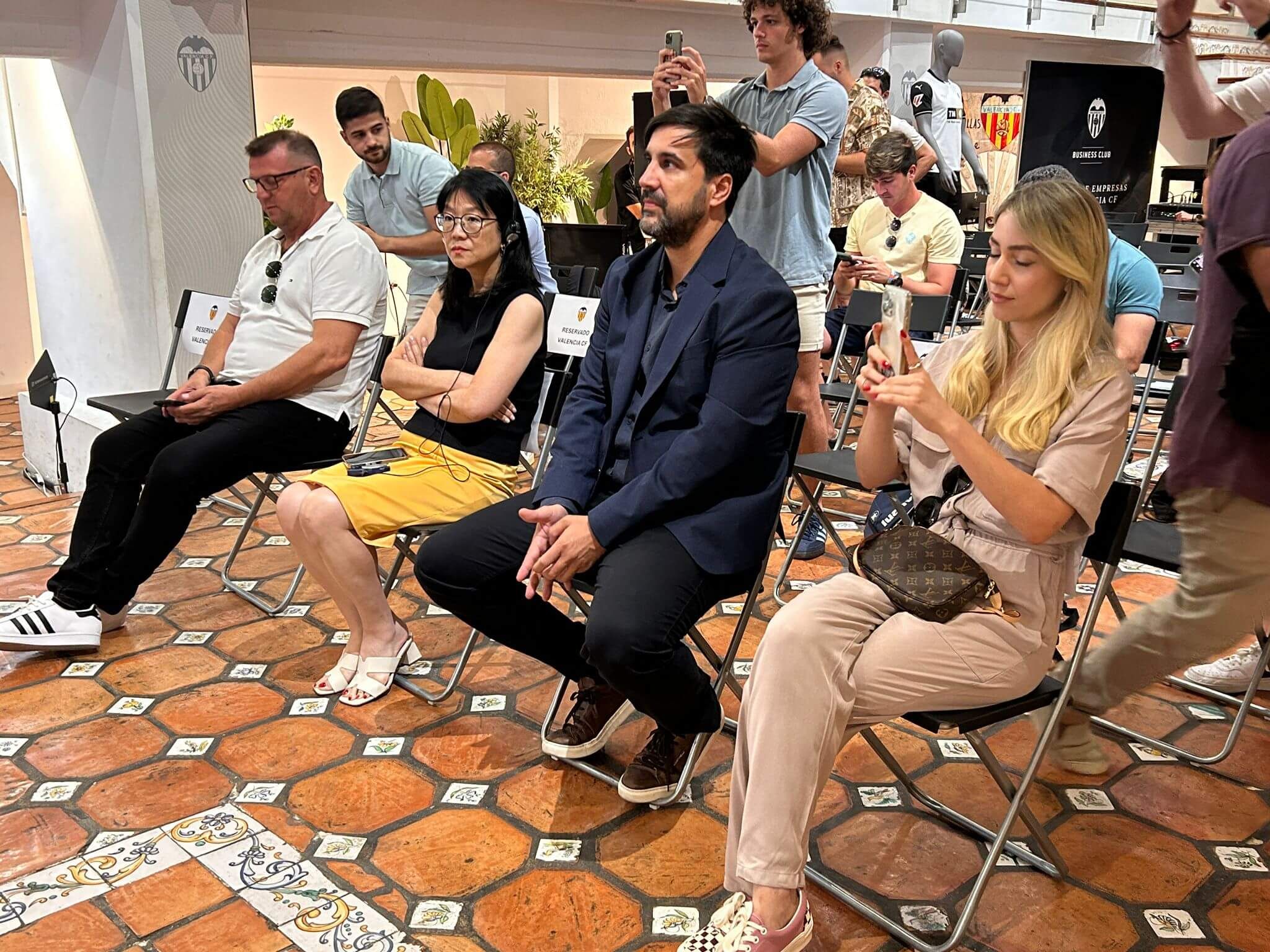  Presentación de Dimitrievski. Su pareja en primer plano