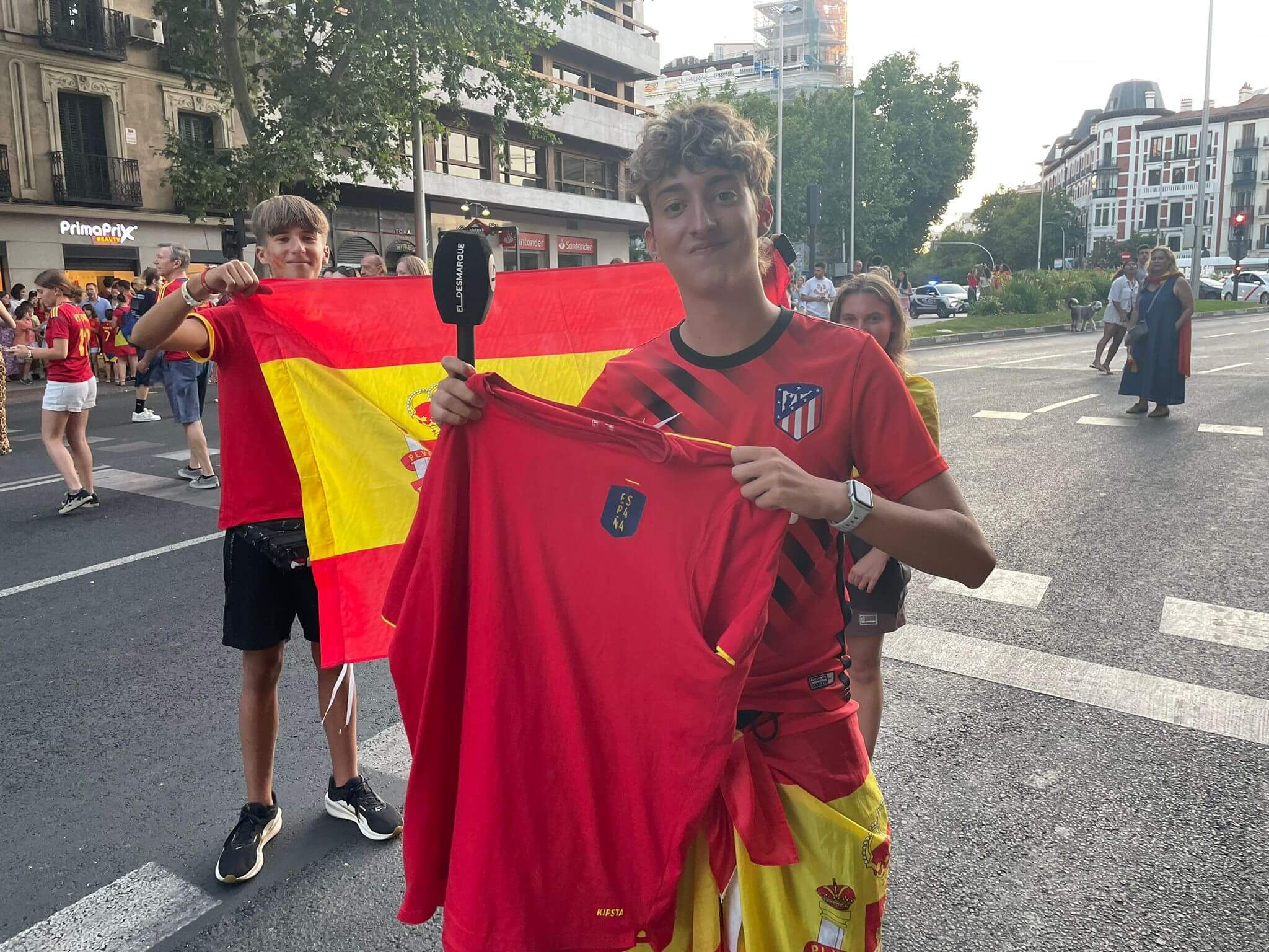 Un aficionado posa con la camiseta regalada por Jesús Navas