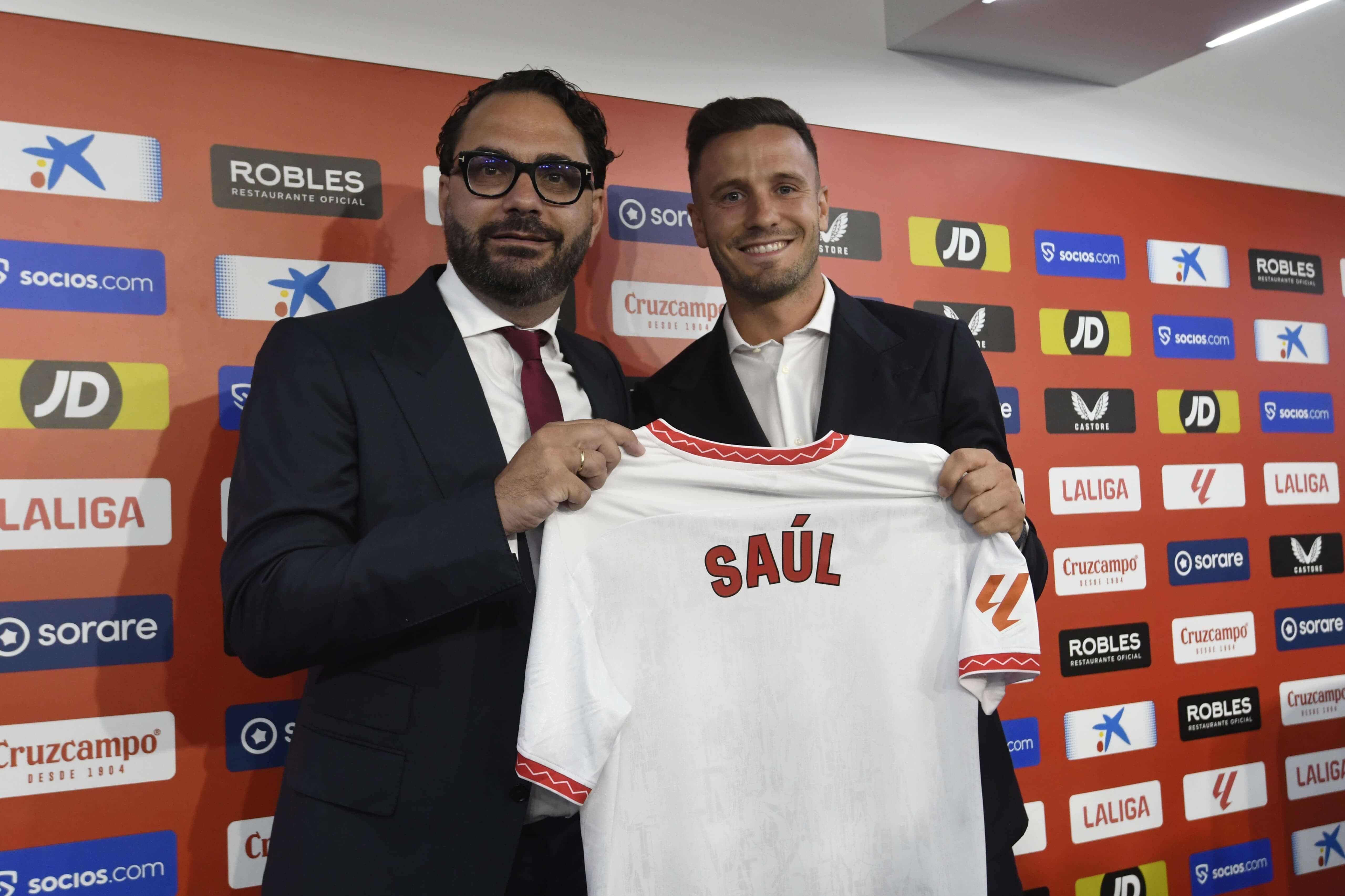  Saúl Ñíguez, junto a Víctor Orta en su presentación oficial