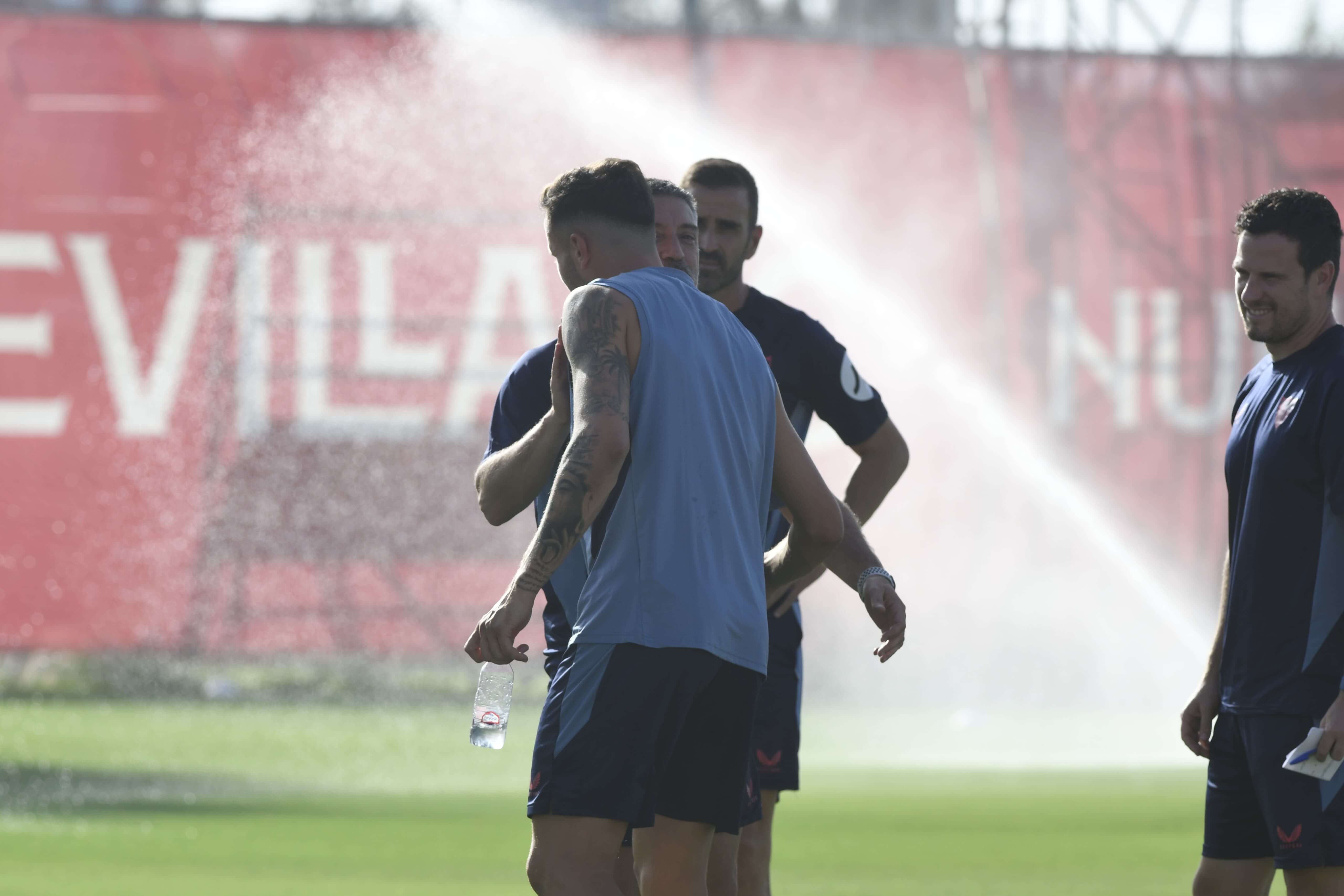 Saúl Ñíguez con García Pimienta.