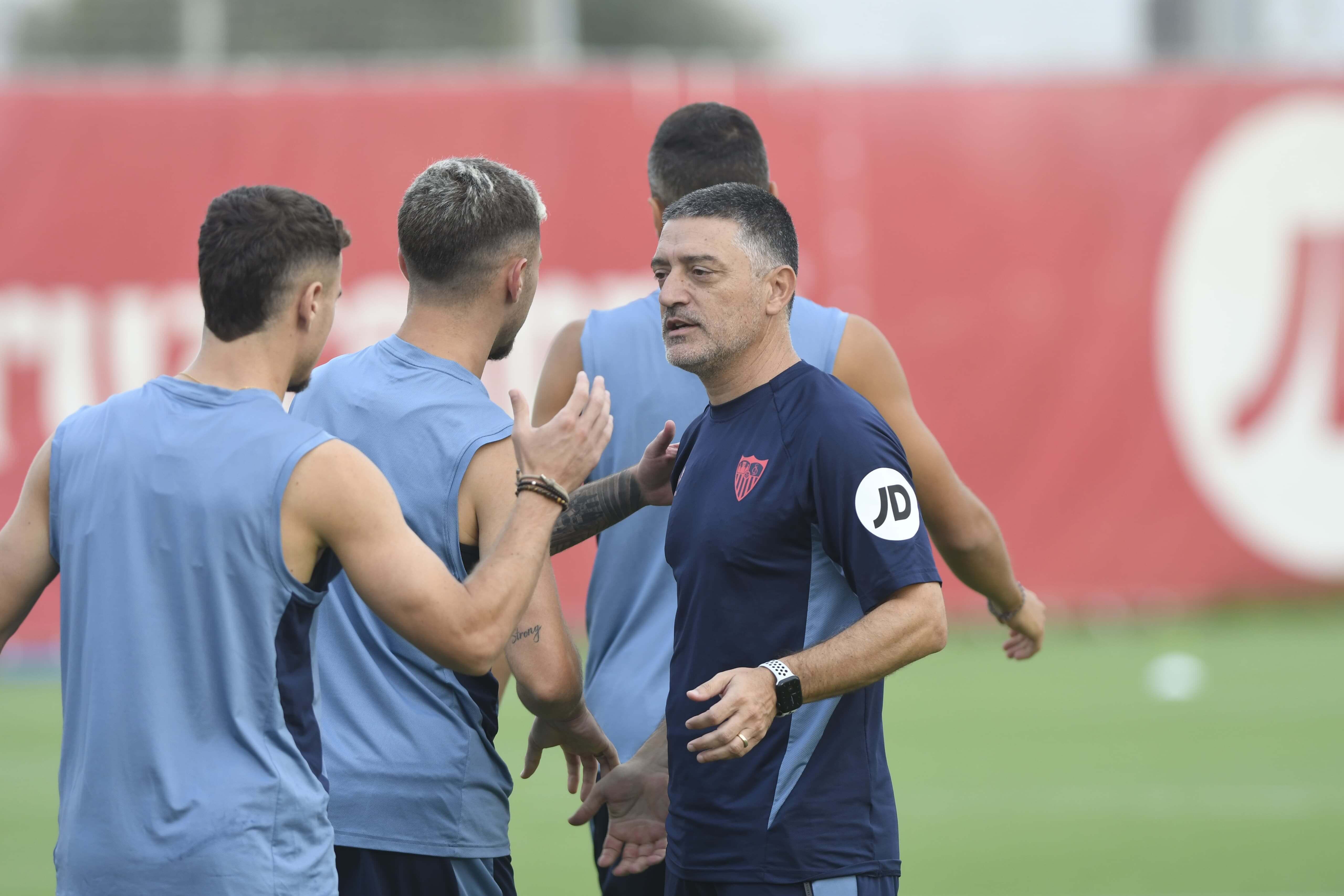  García Pimienta saluda a sus jugadores en el entrenamiento del Sevilla