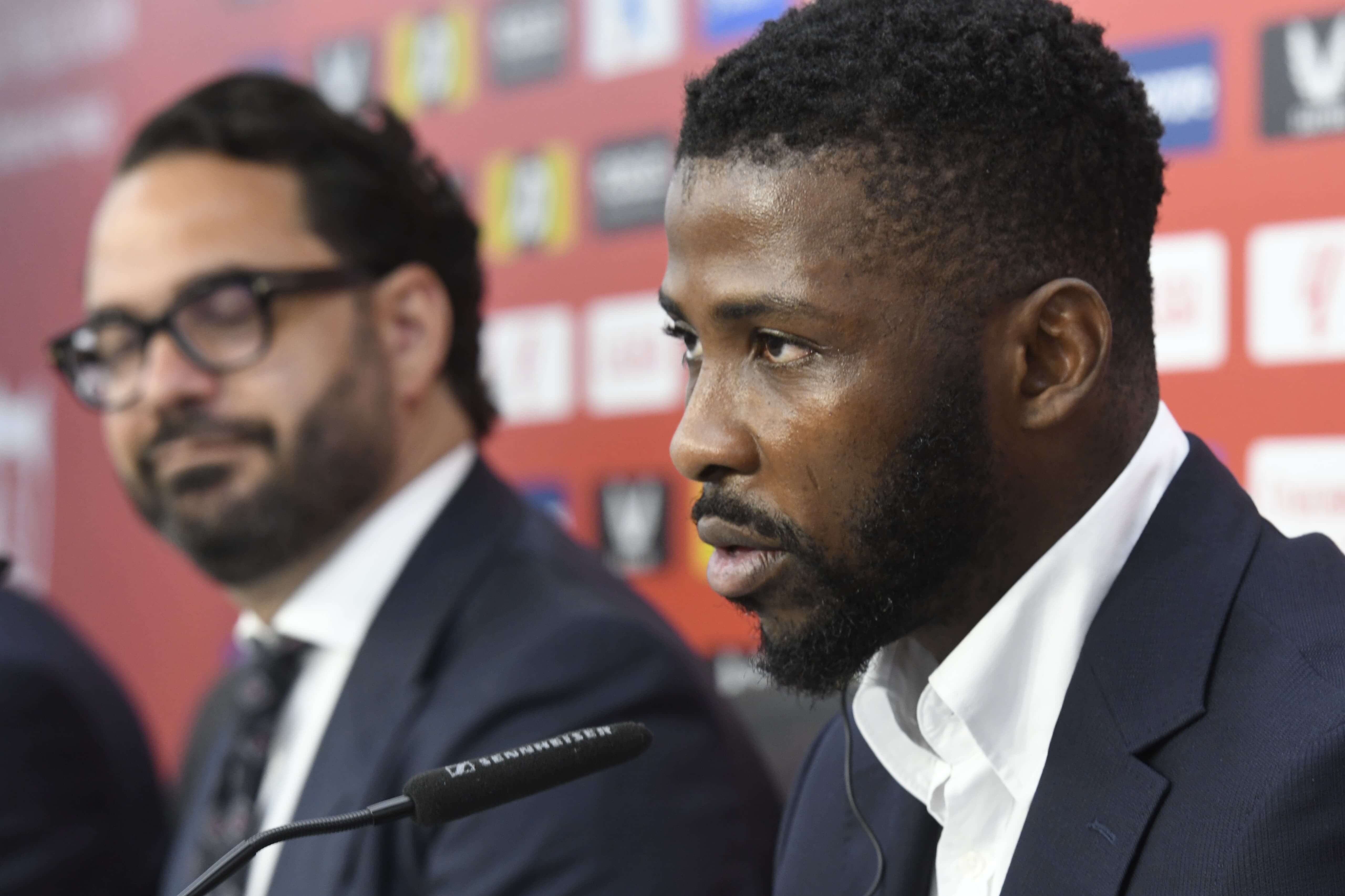  Kelechi Iheanacho, junto a Víctor Orta, durante su presentación con el Sevilla.