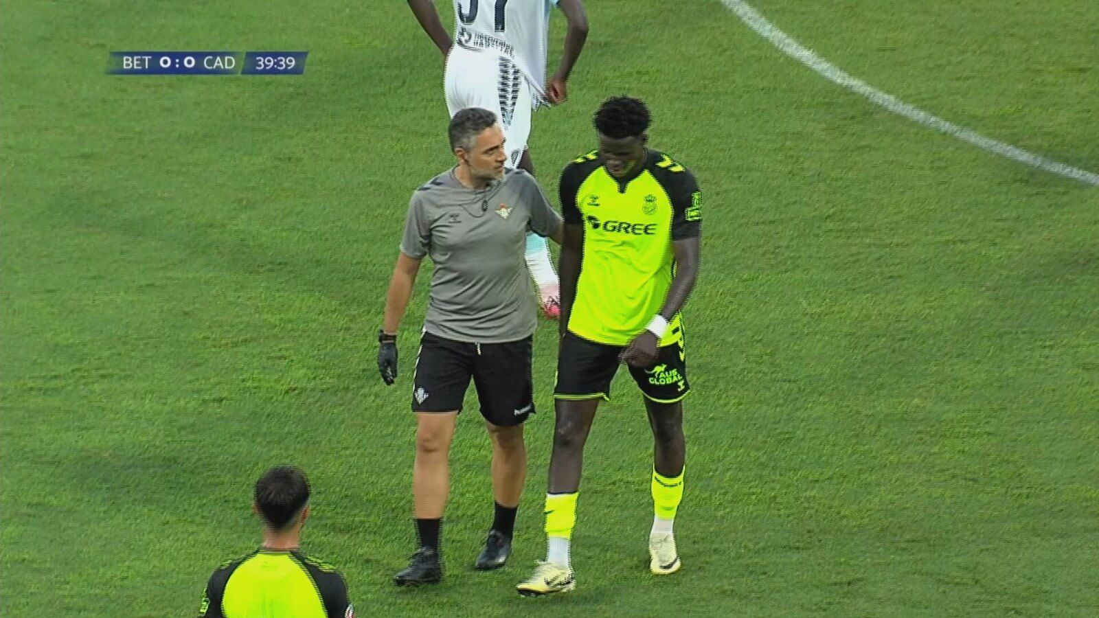  Nobel Mendy se lesiona ante el Cádiz.