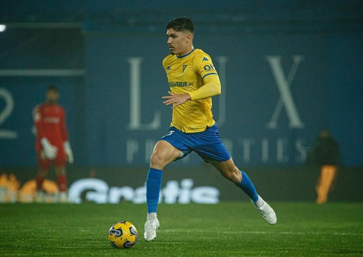  Bernardo Vital conduce el balón.