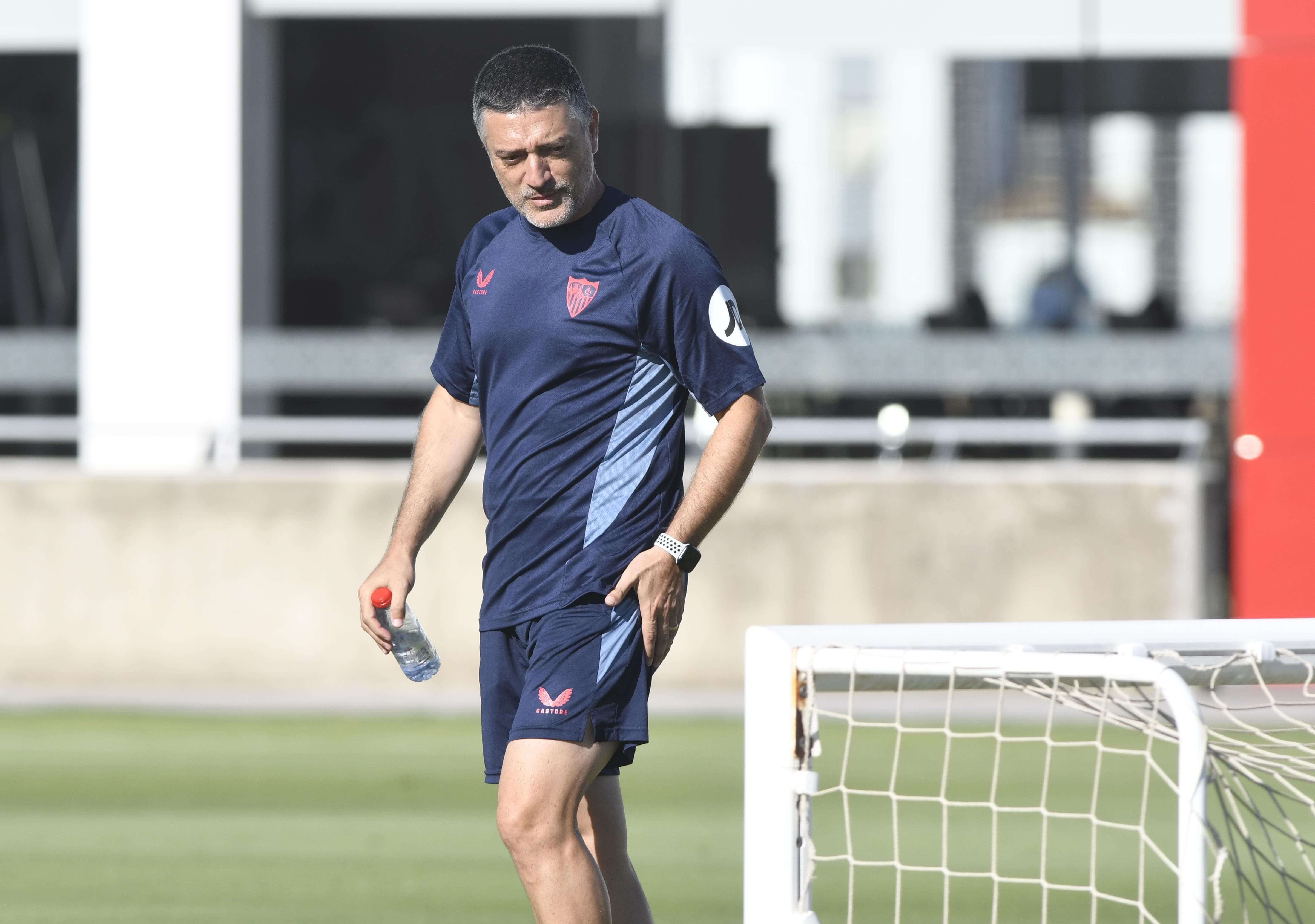  Xavier García Pimienta, durante un entrenamiento del Sevilla.