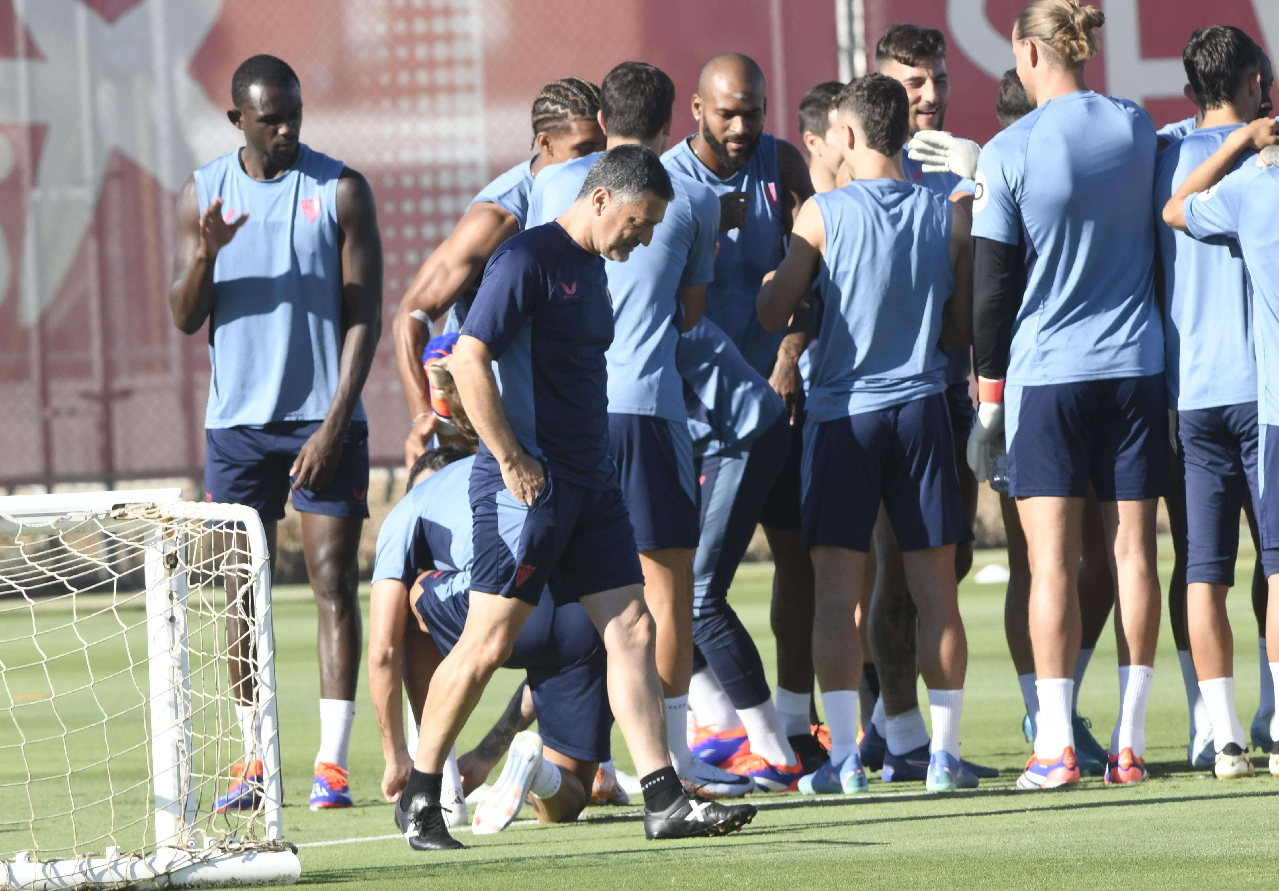  García Pimienta junto a sus futbolistas.