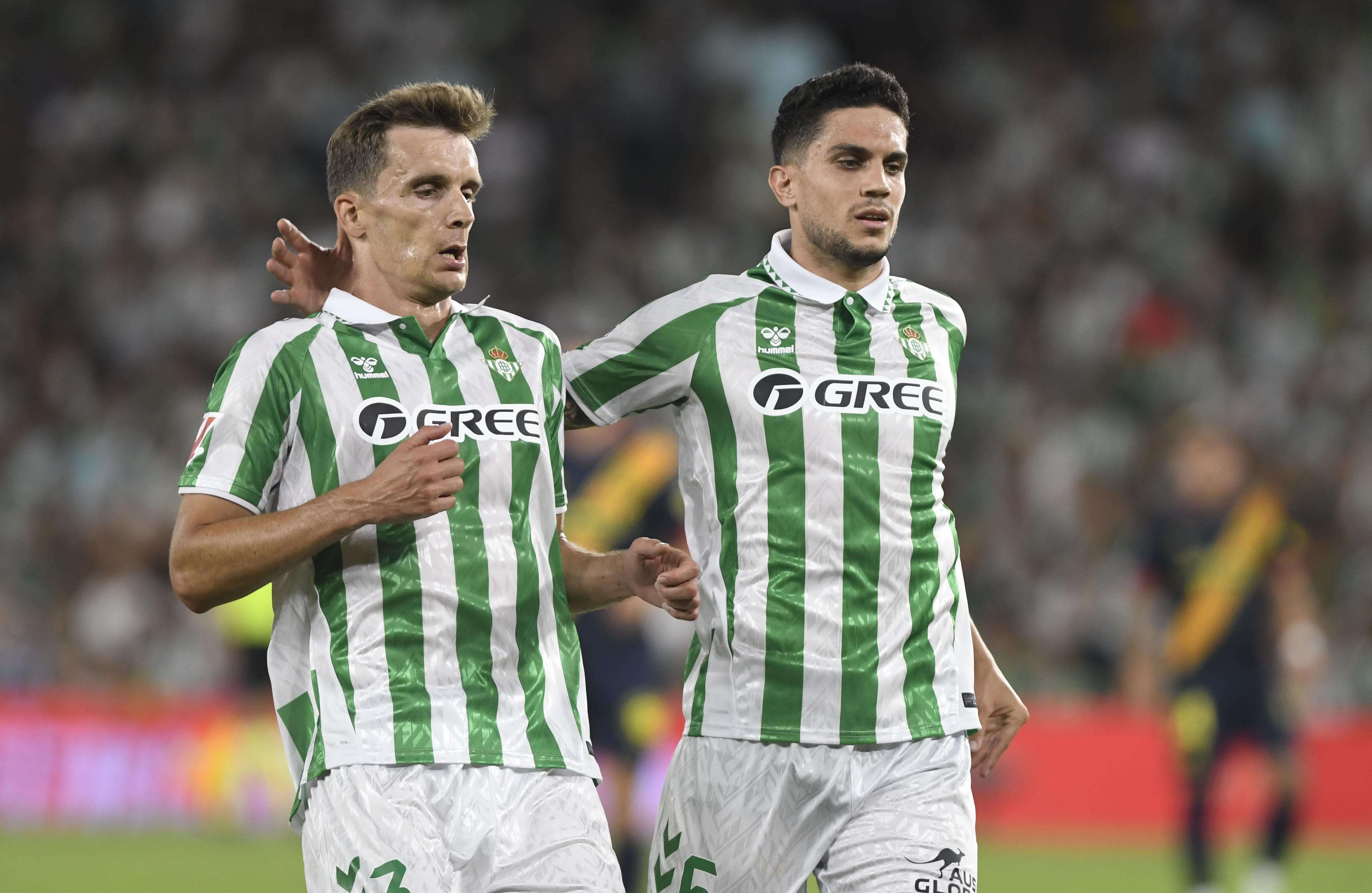  Diego Llorente y Marc Bartra, ante el Girona.