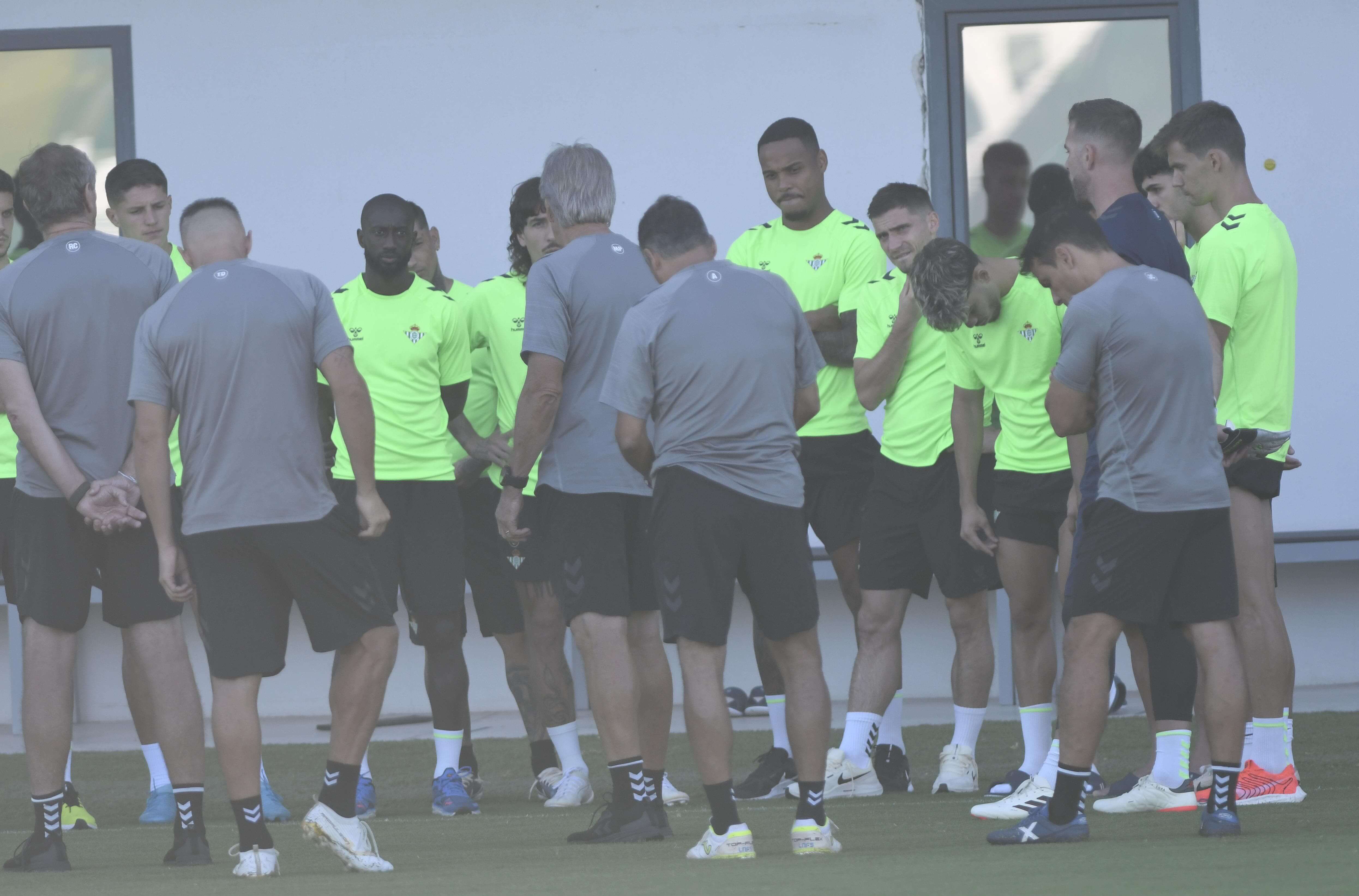  Charla de Pellegrini al grupo tras el estreno liguero con empate ante el Girona.