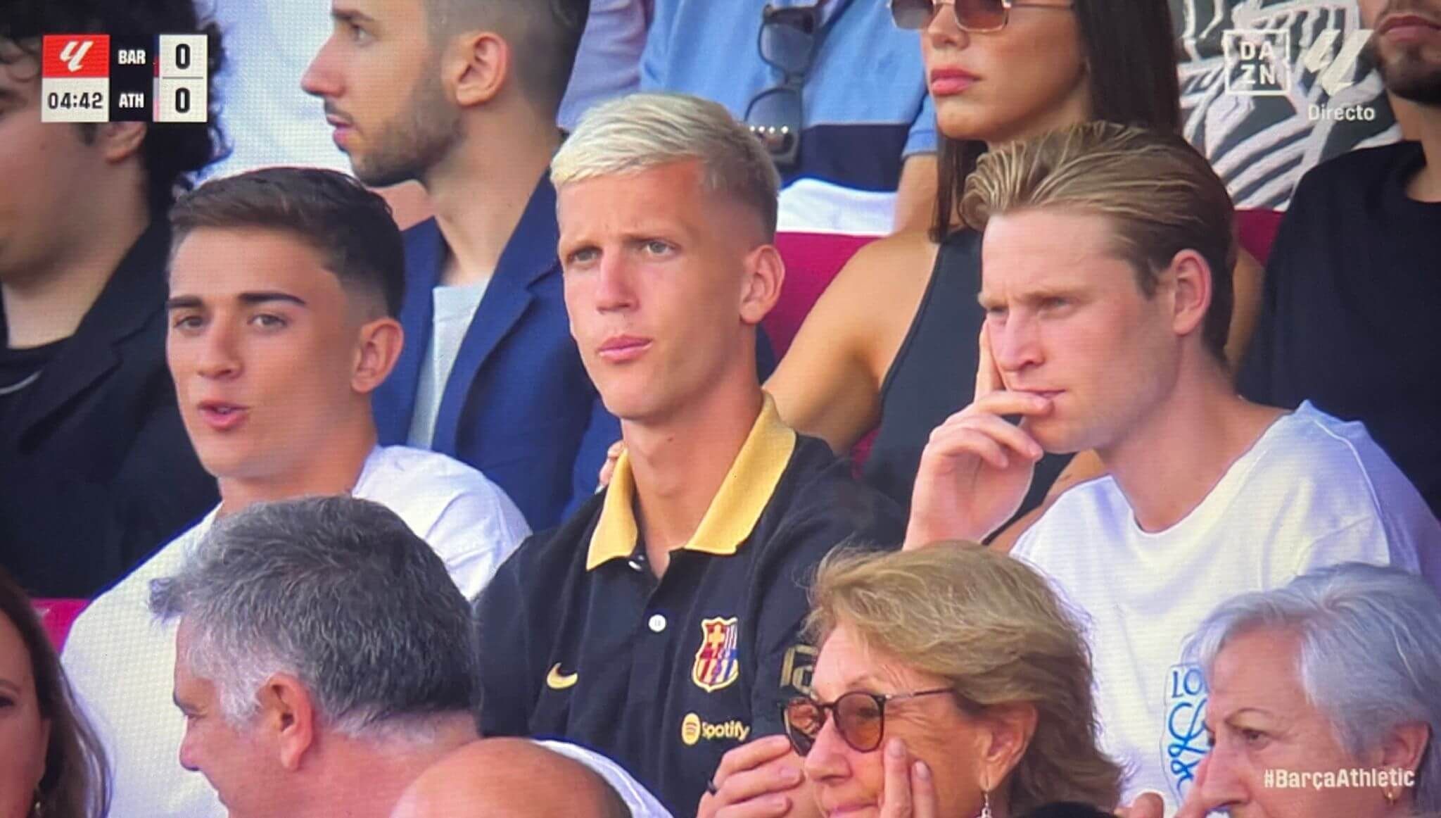  Dani Olmo en las gradas viendo el Barça - Athletic