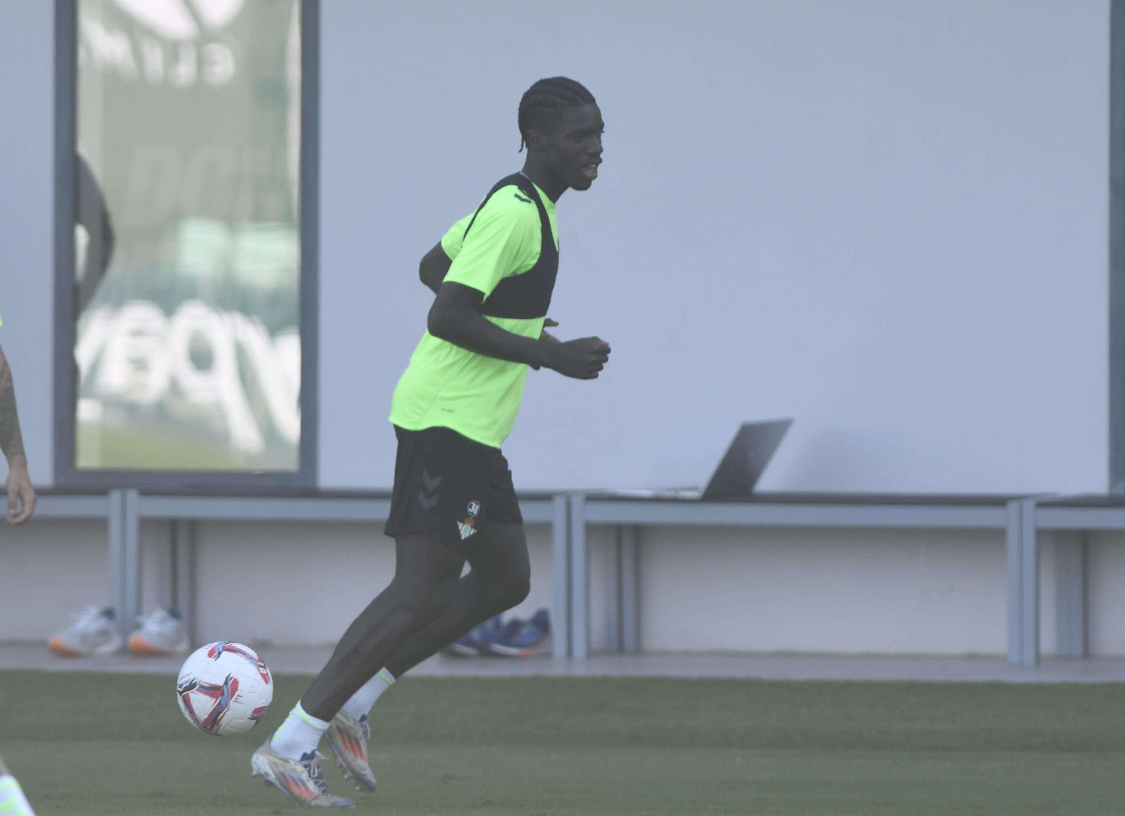 Assane Diao, entrenando con el Betis