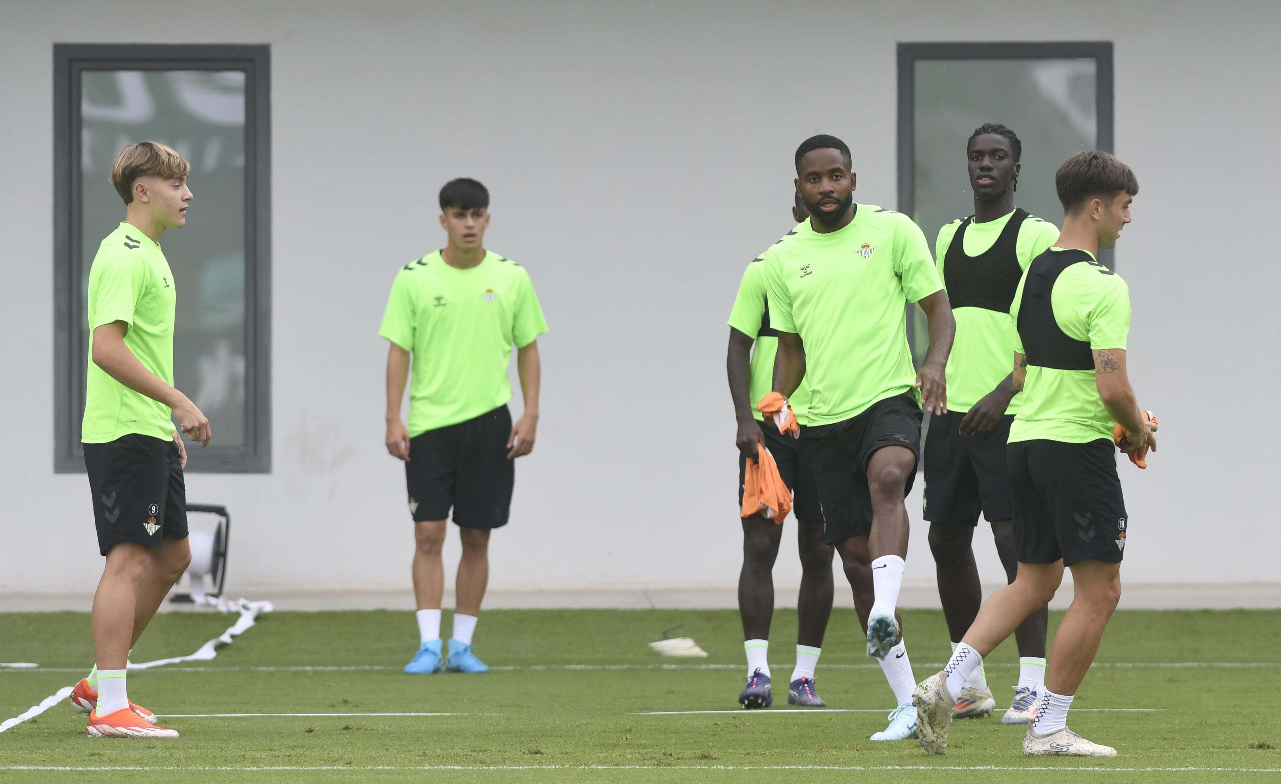 Bakambu, en un entrenamiento del Betis