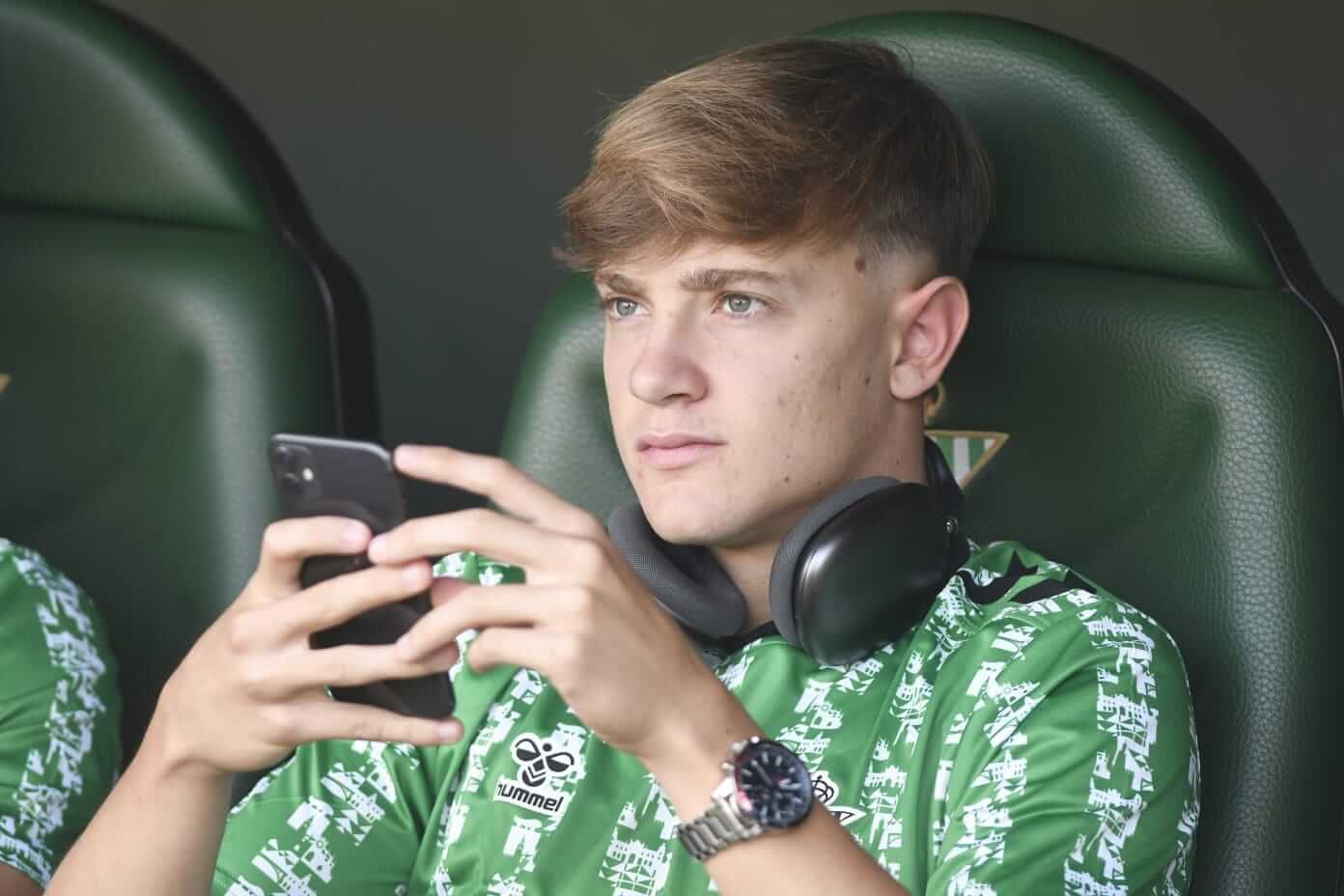 Jesús Rodríguez, en el banquillo del Benito Villamarín