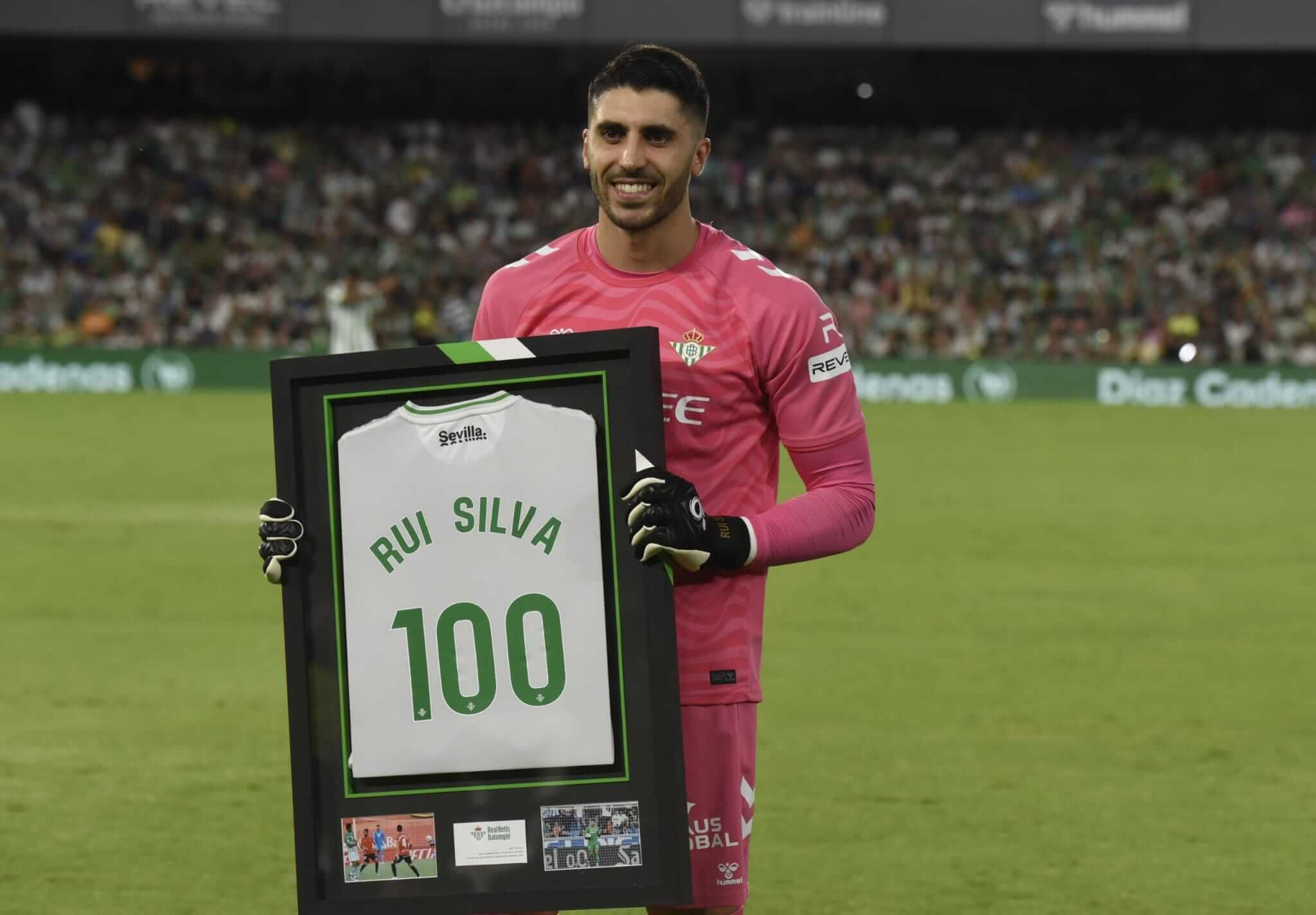 Rui Silva, festejando sus primeros cien partidos con el Betis