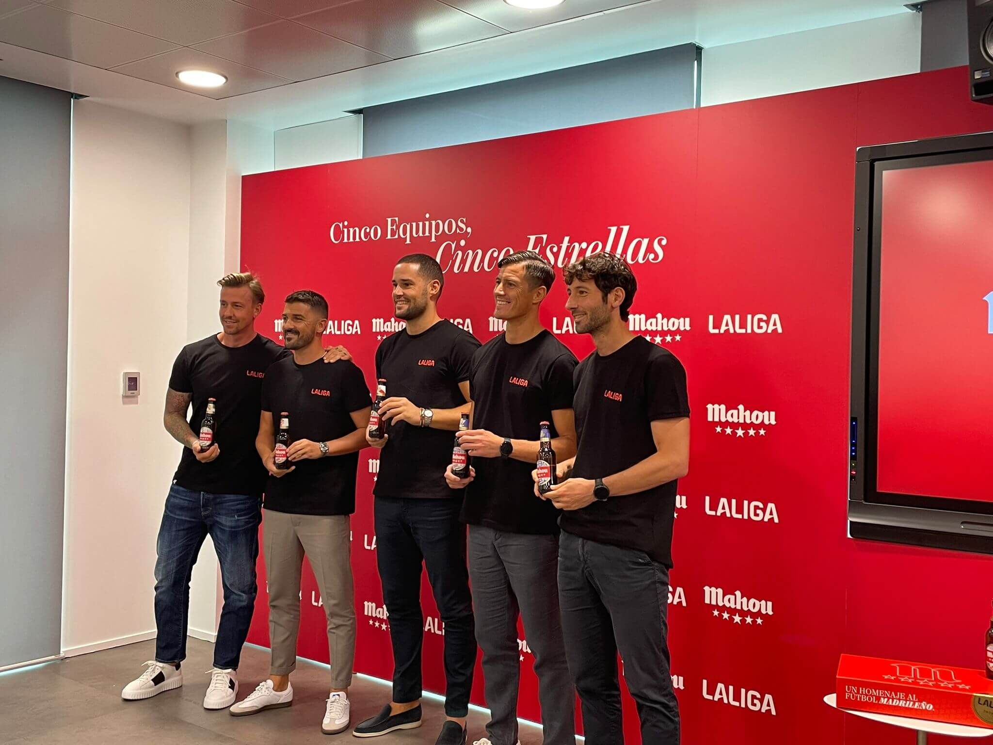 Granero junto a otros ex futbolistas en un acto de Mahou