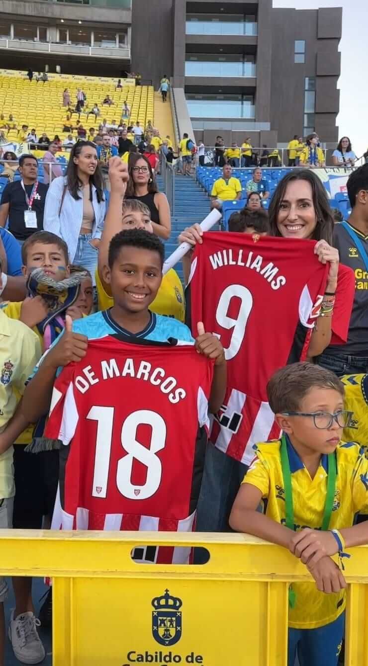 El joven Lamine posa con la camiseta de los capitanes rojiblancos.