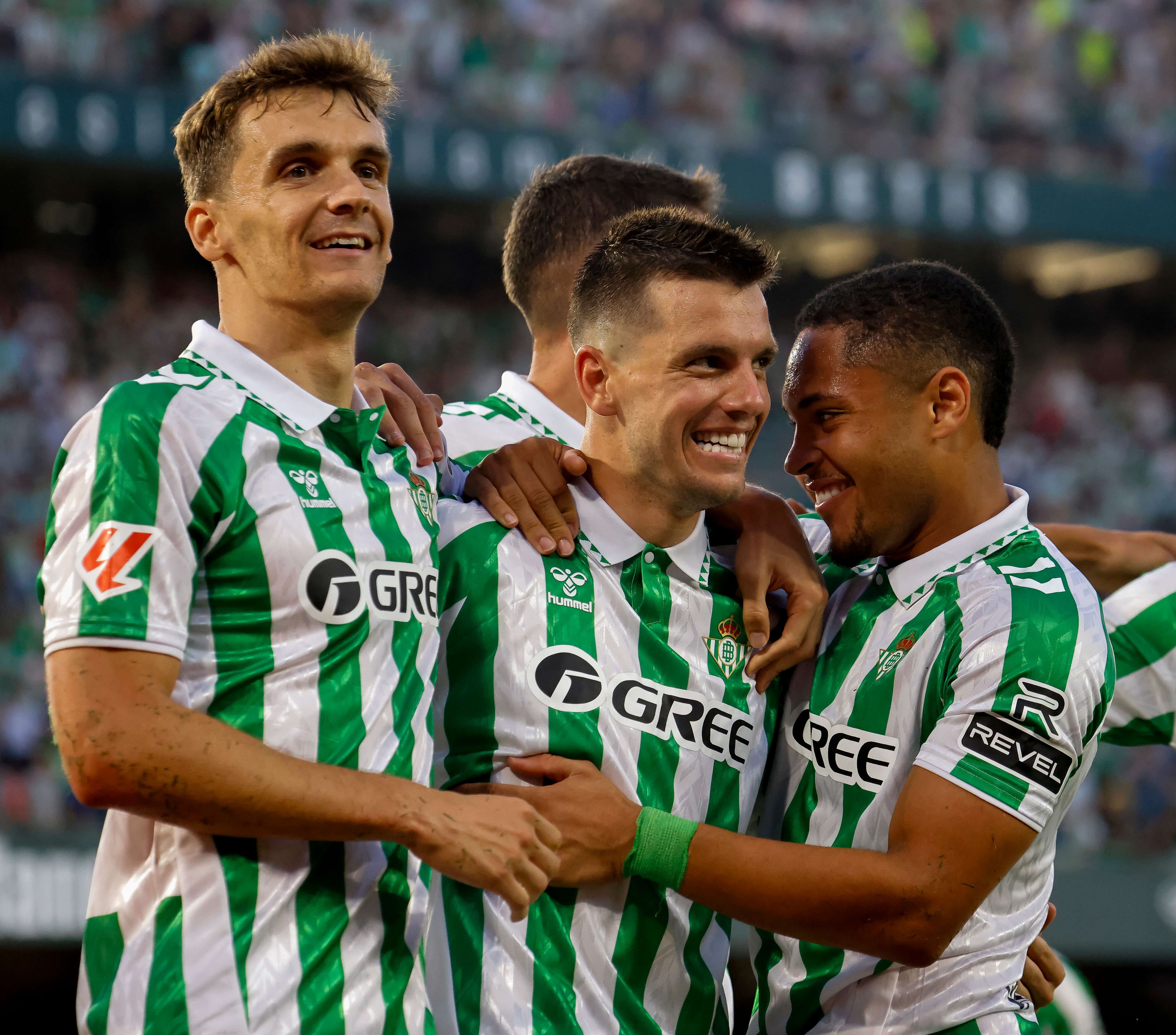  Lo Celso celebra un gol con el Betis