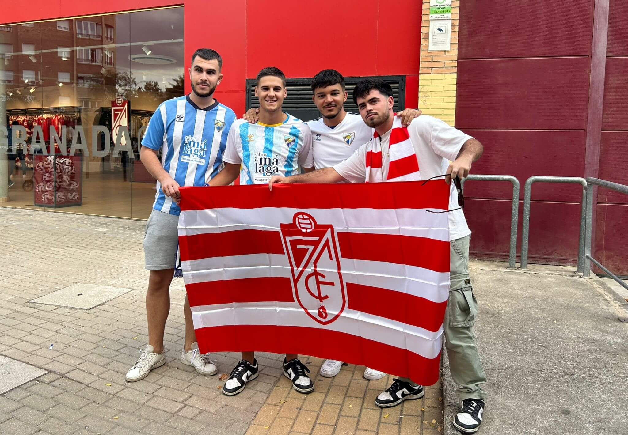 José (24 años), Gaba (23), Alberto (22) y Sergio (20), compañeros de piso.