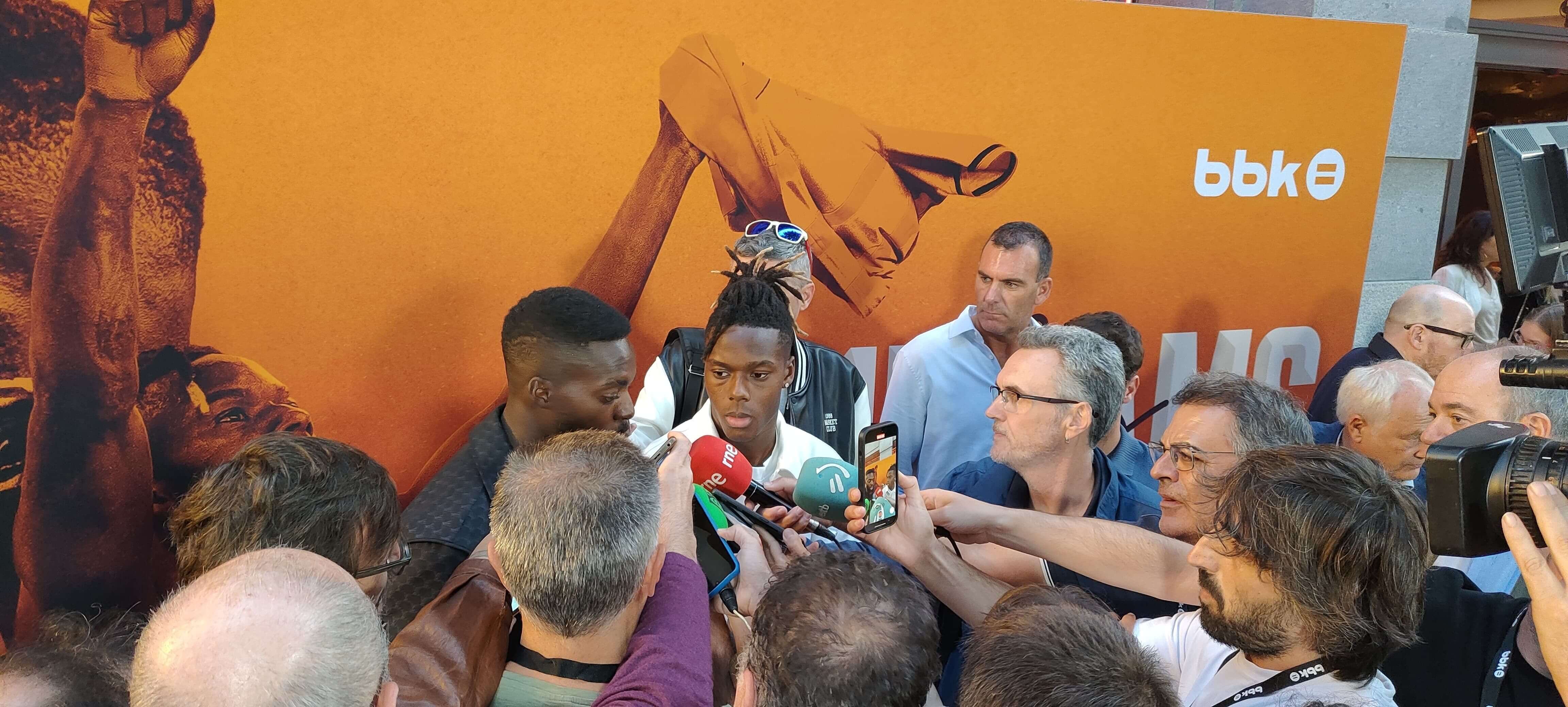  Iñaki y Nico Williams atienden a la prensa tras la presentación de su documental.