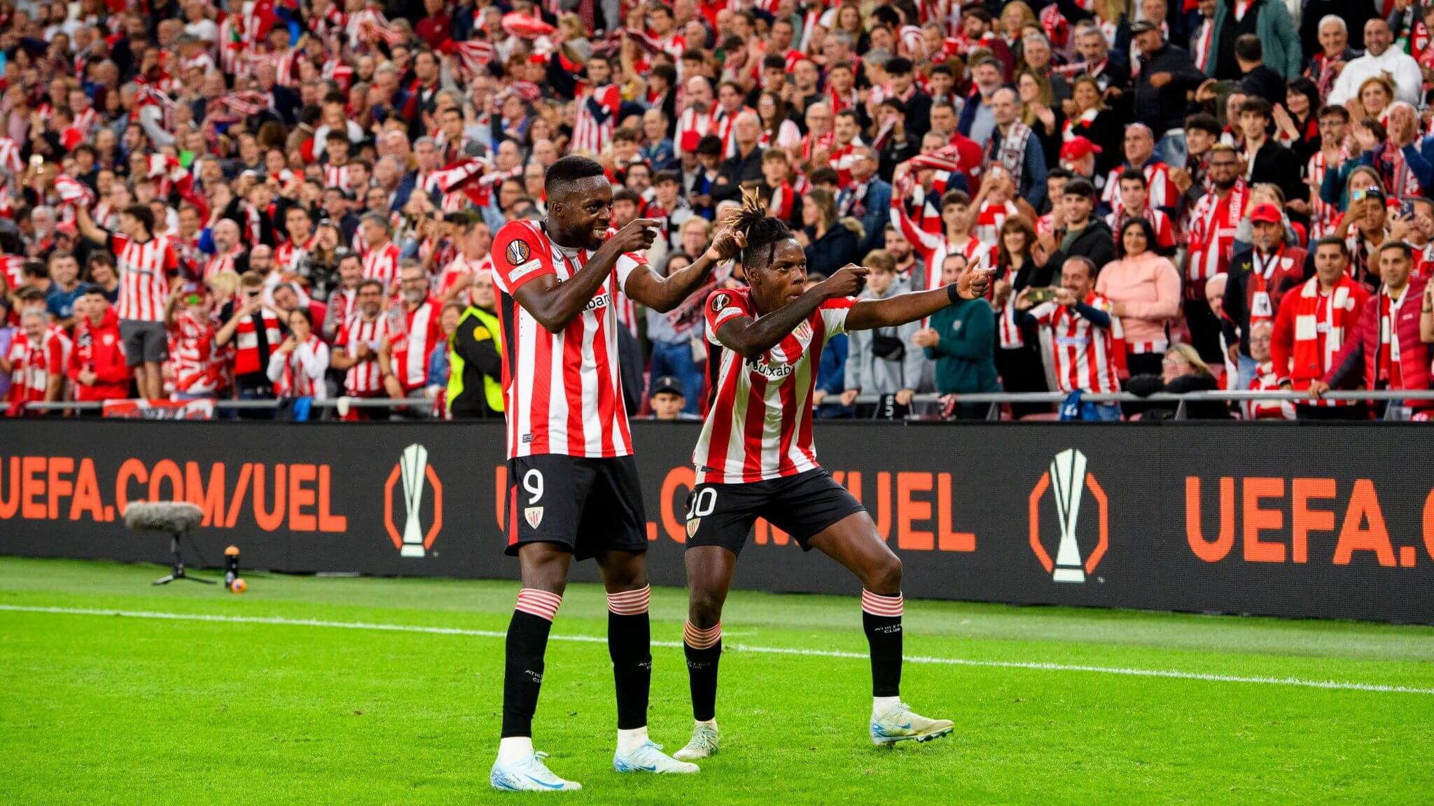  Iñaki y Nico Williams celebran el gol al AZ Alkmaar.