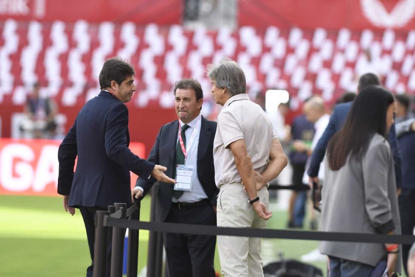  Haro, Catalán y Pellegrini, en el césped del Sánchez-Pizjuán.