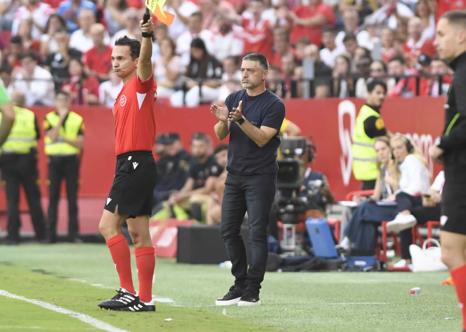  García Pimienta, en el derbi ante el Betis.