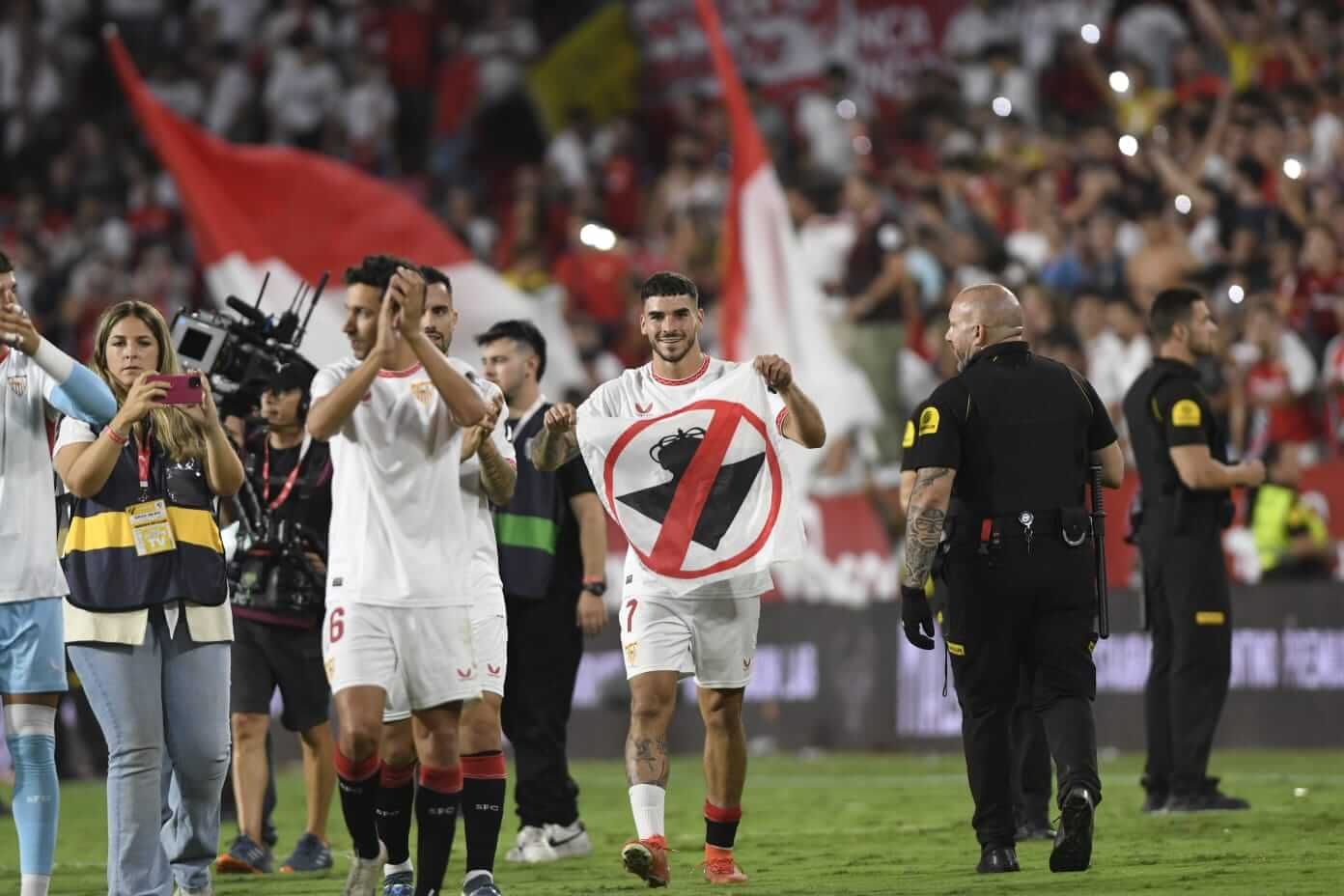  Isaac Romero, celebrando el triunfo ante el Betis.