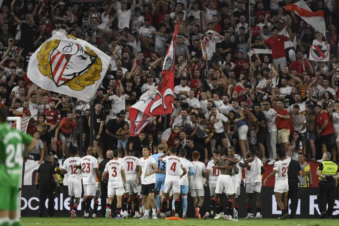  Celebración del Sevilla tras ganar el derbi.