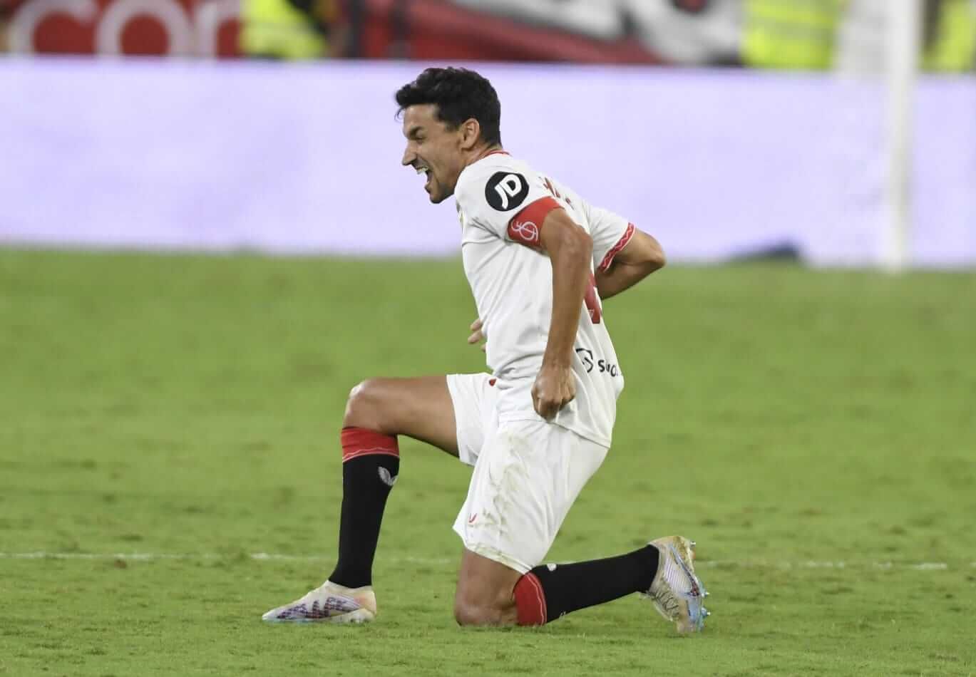  Jesús Navas celebra la victoria sevillista en el derbi.
