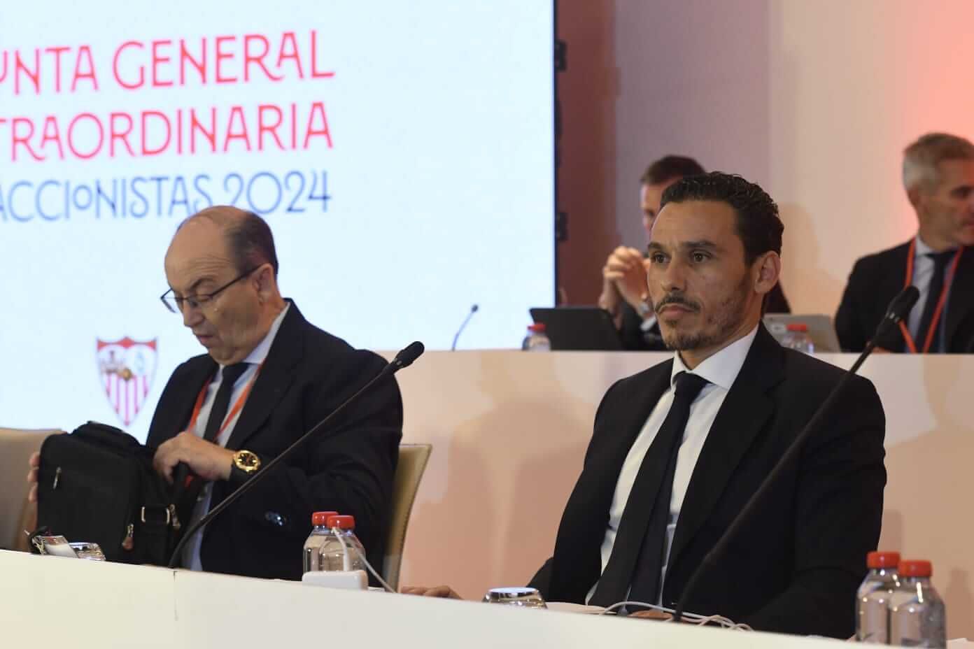 Del Nido Carrasco, presidente del Sevilla, y Pepe Castro, en la II Junta General Extraordinaria de 2024