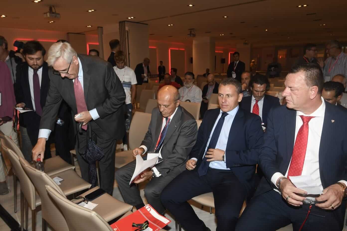 Del Nido Benavente, con sus habituales sillas en la Junta del Sevilla.