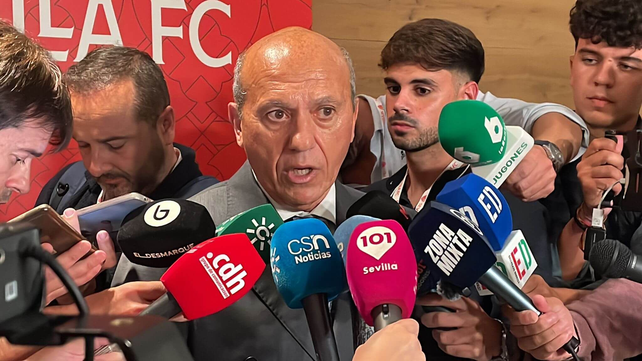  Del Nido Benavente, atendiendo a los medios de comunicación.