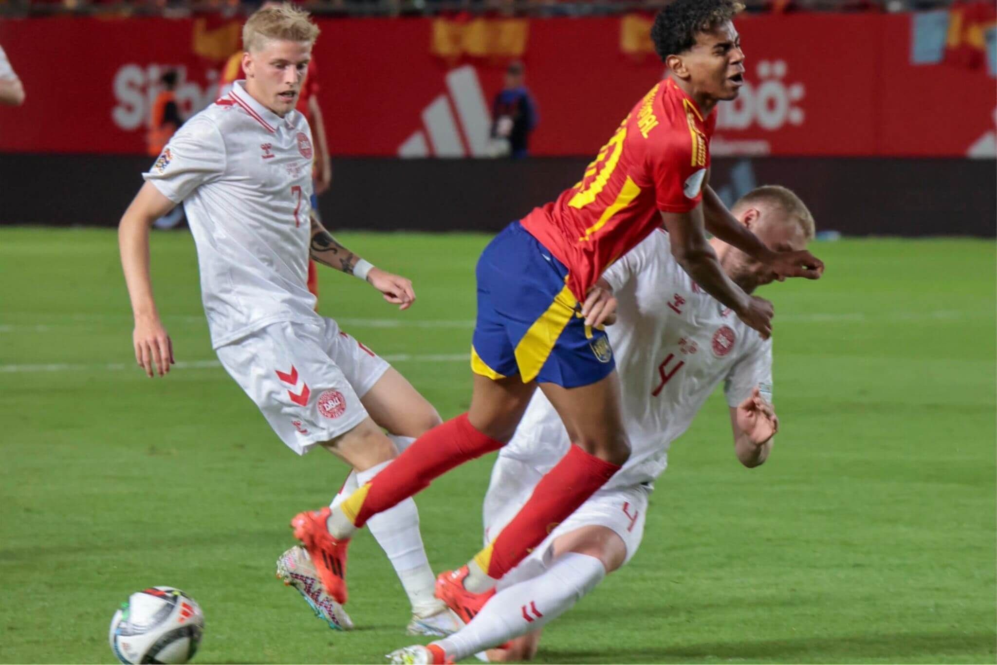 Lamine Yamal recibiendo una falta de Dinamarca.
