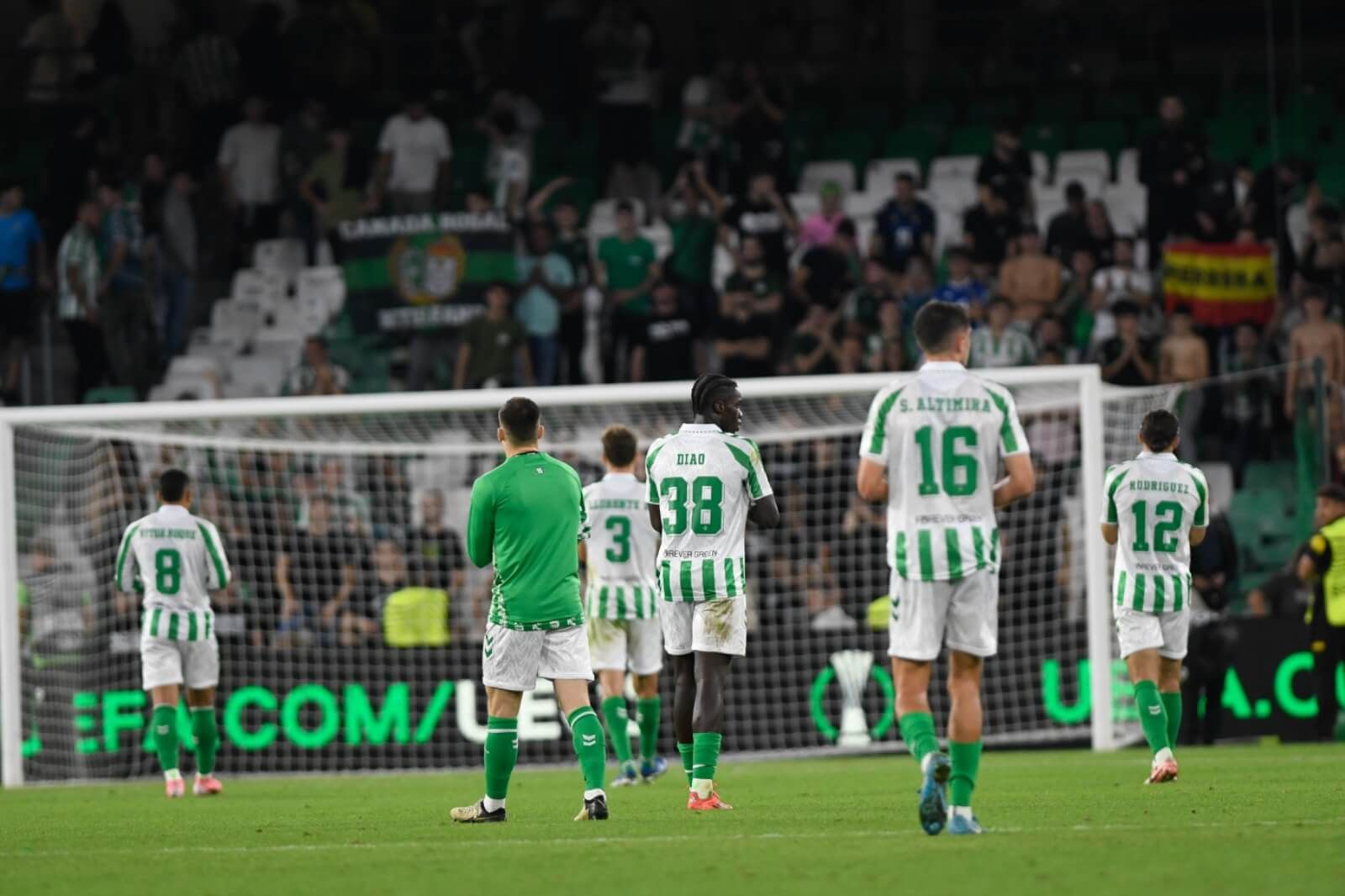  La plantilla del Betis, saludando a la afición al término del partido