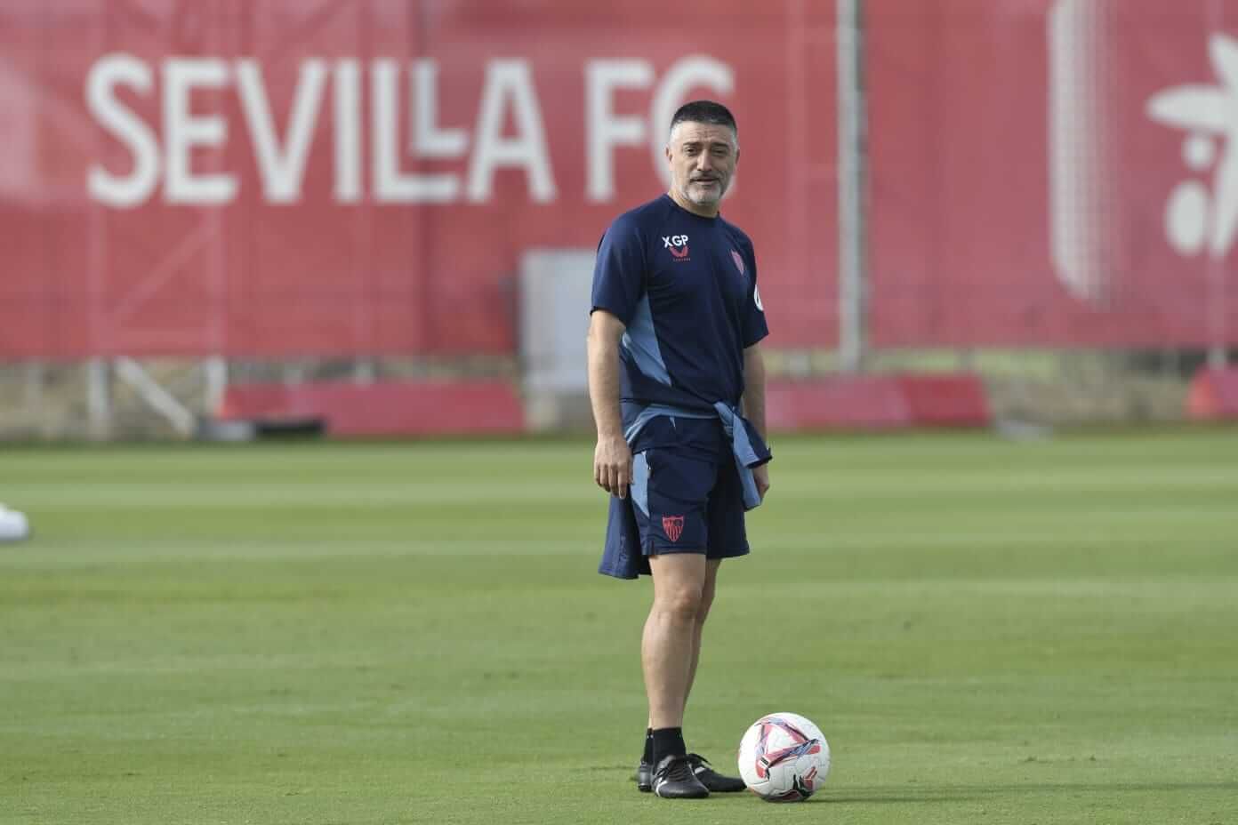 García Pimienta, en un entrenamiento del Sevilla FC.