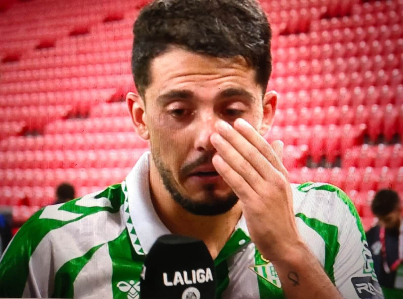  Pablo Fornals se derrumba en la zona mixta de San Mamés.