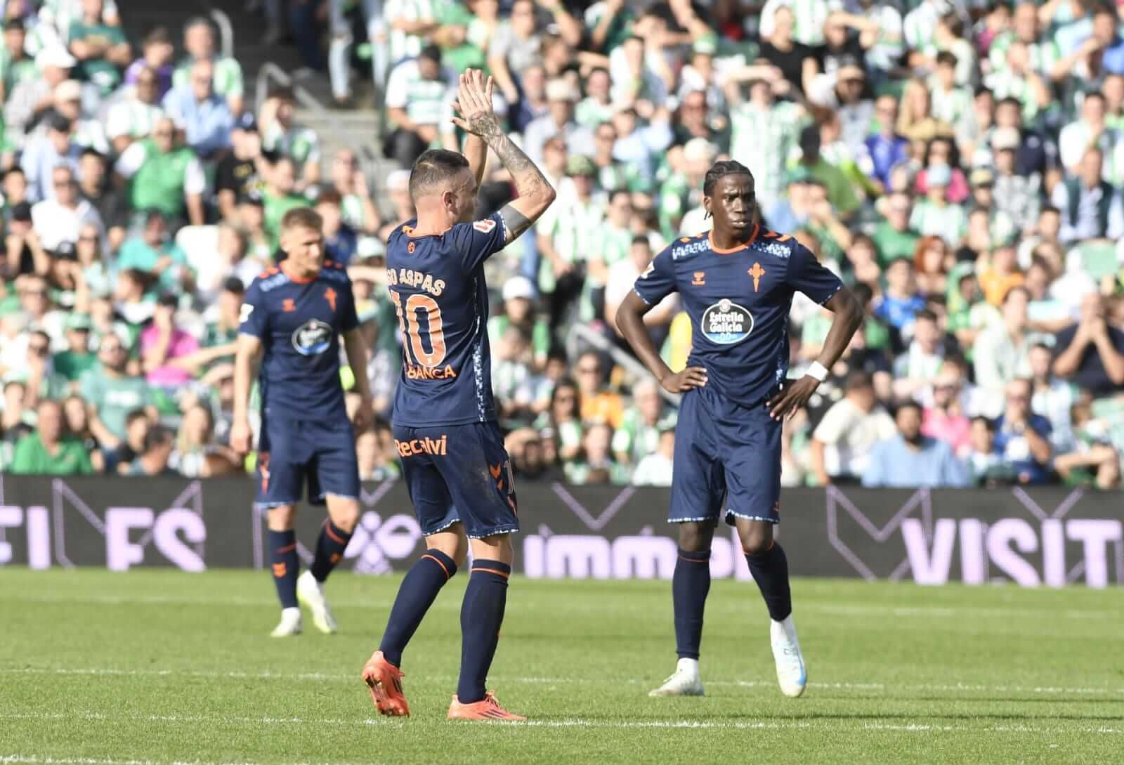  Iago Aspas aplaude al Benito Villamarín tras ser pitado.