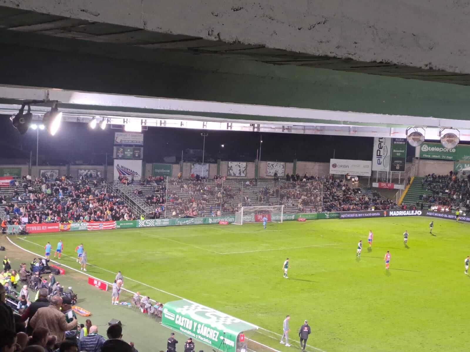  Grada semi vacía en el Cacereño - Atlético de Madrid de la Copa del Rey