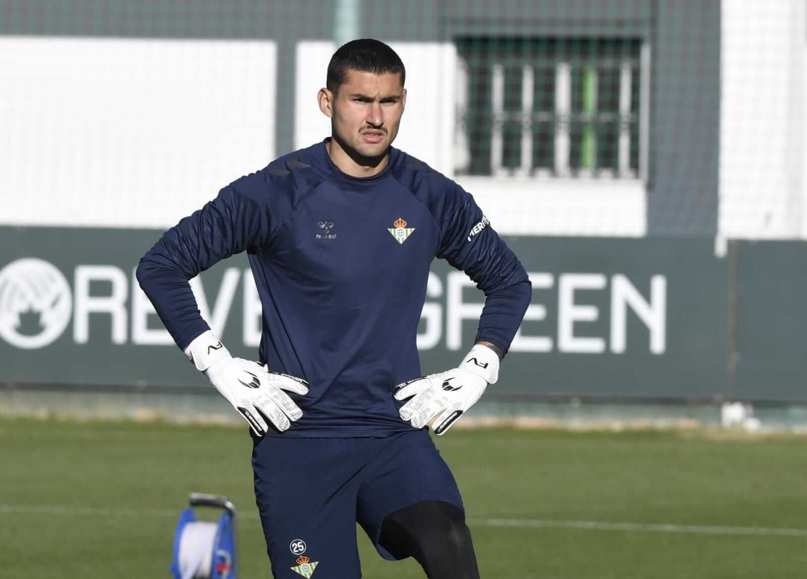  Fran Vieites, en una sesión de entrenamiento con el Betis.