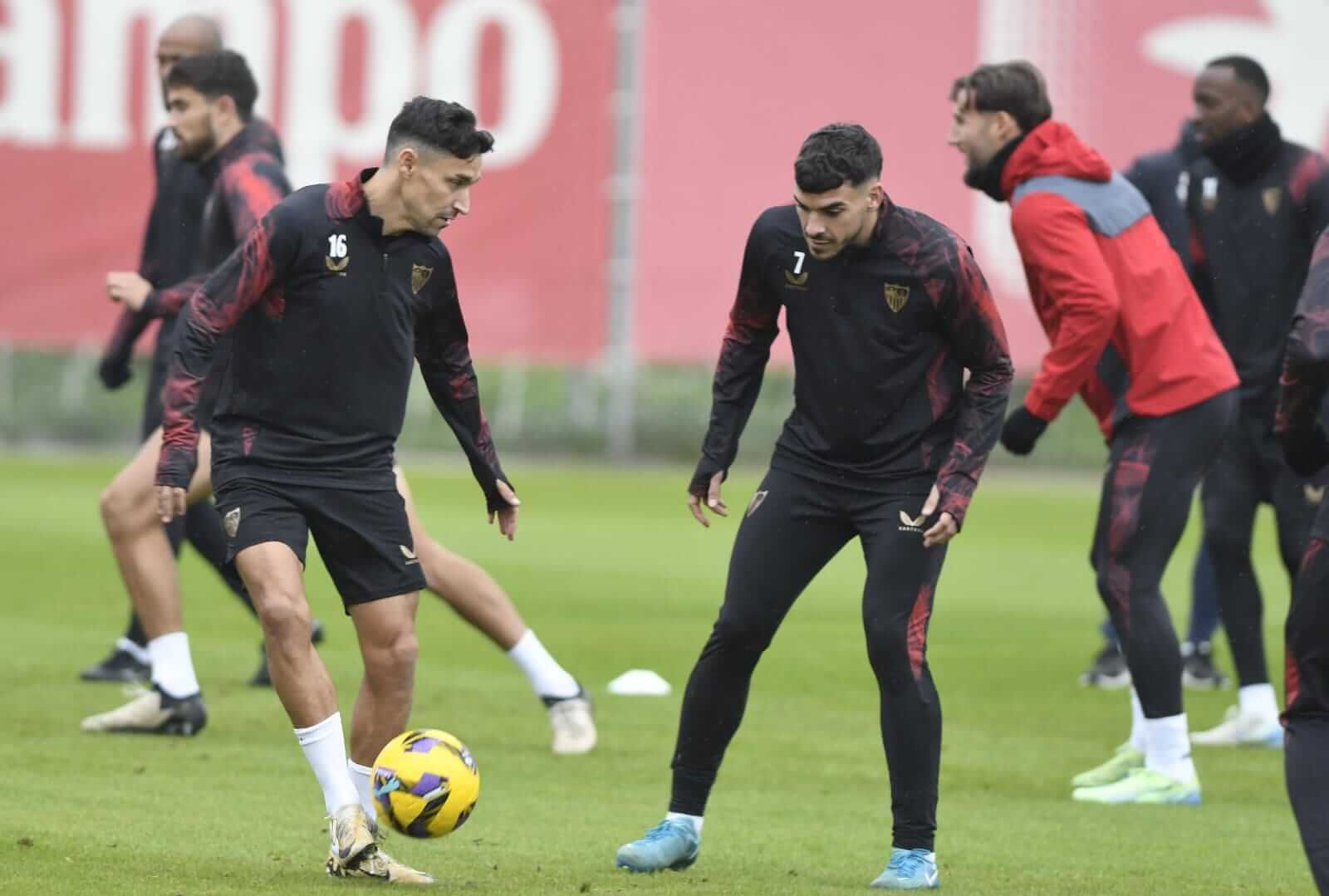 Jesús Navas e Isaac Romero, en la sesión del Sevilla este jueves.