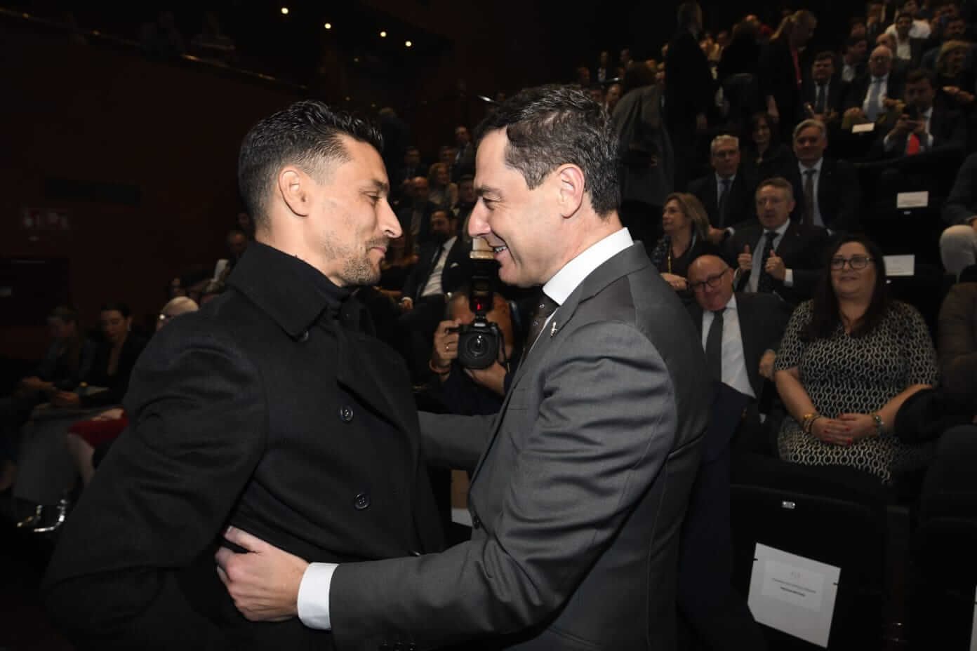  Jesús Navas dialoga con Juanma Moreno