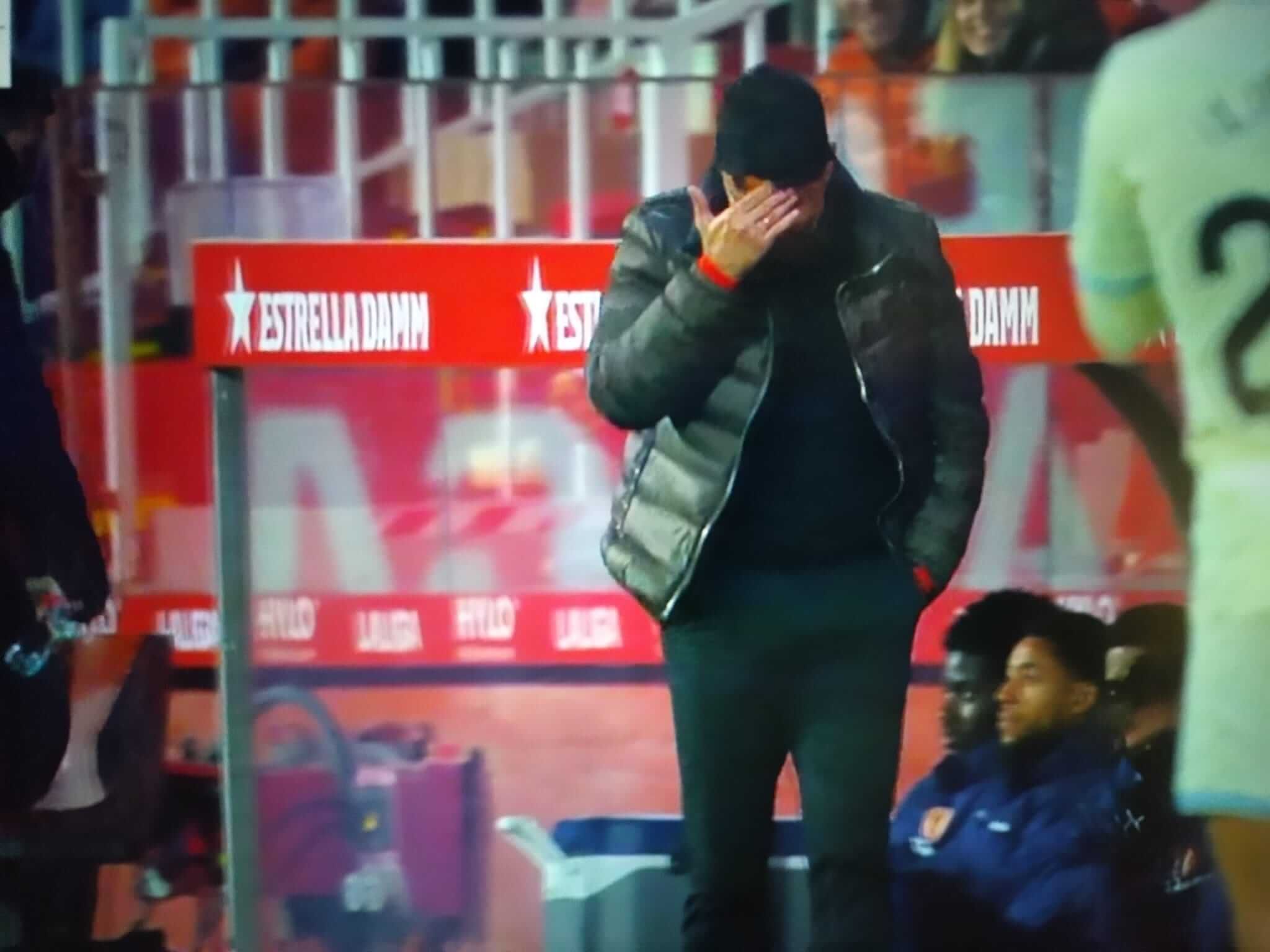  Míchel llevándose la mano a la cabeza tras chocar con el linier.