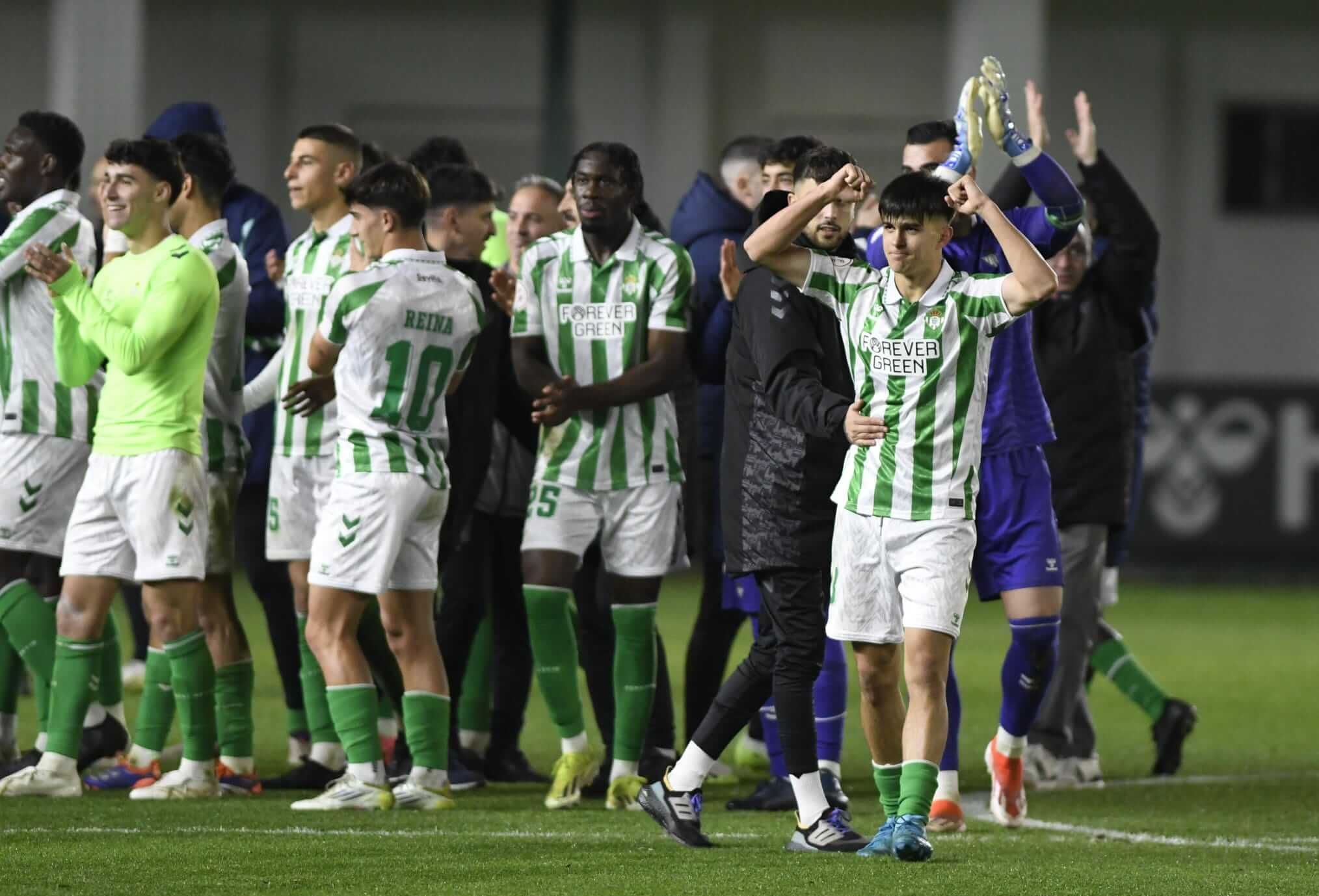 La plantilla del Betis Deportivo celebra el triunfo