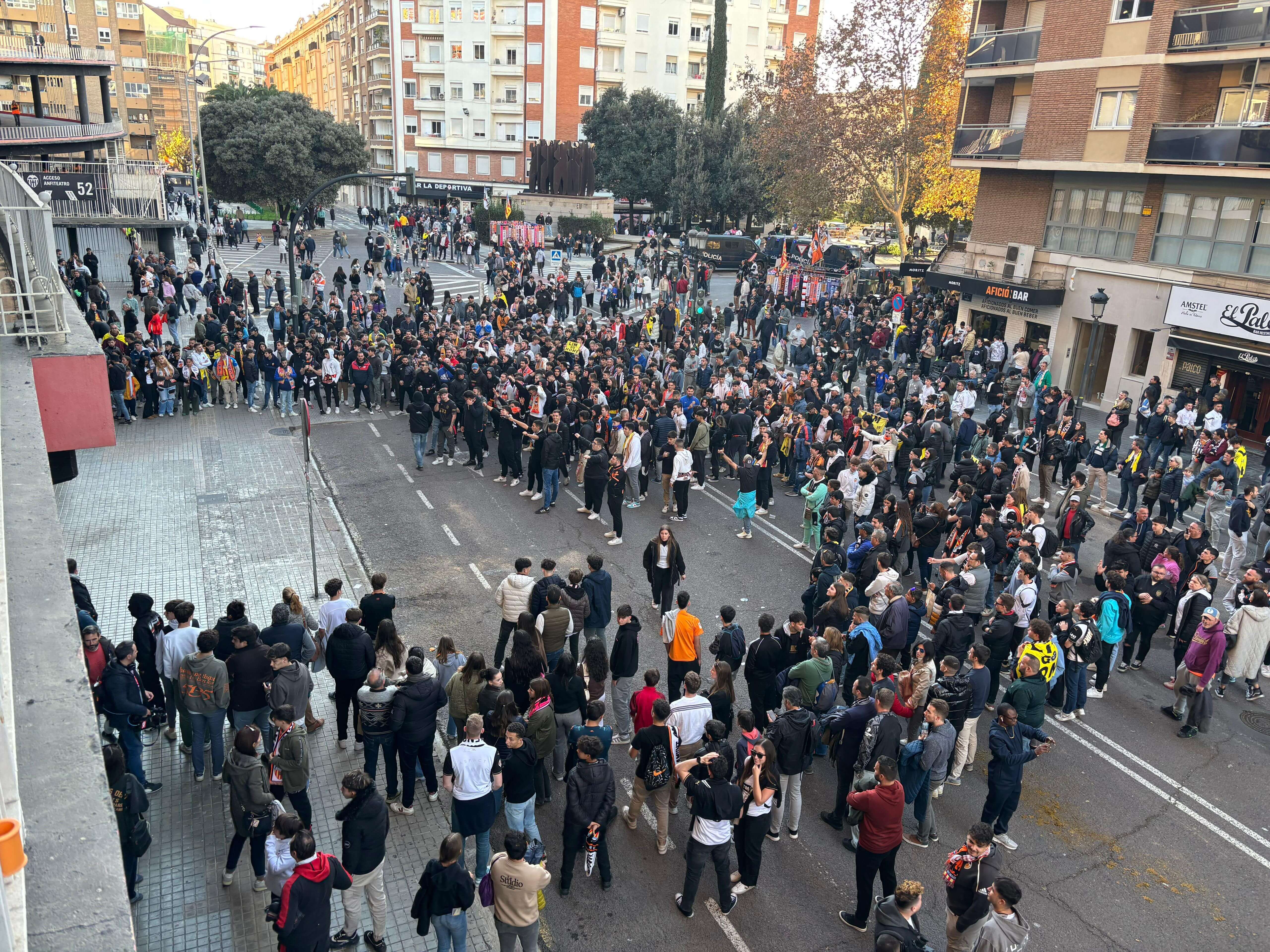  Protestas fuera de Mestalla tras el partido.