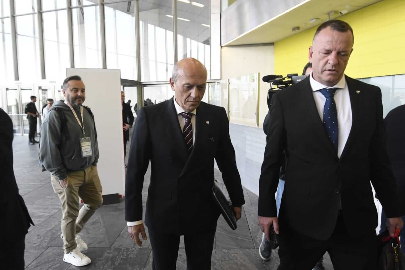 Del Nido Benavente, junto a Ángel Delgado, a su llegada a la Junta de Accionistas 2024.